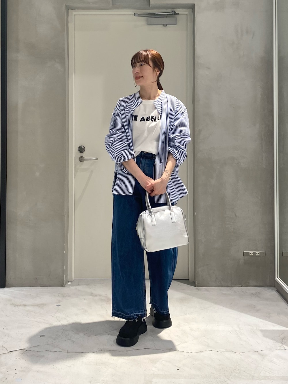 ホワイト系のTシャツ/カットソー、ブルー系のシャツ/ブラウス、シルバー系のボストンバッグを着用したレディースの春コーディネートの1枚目の写真