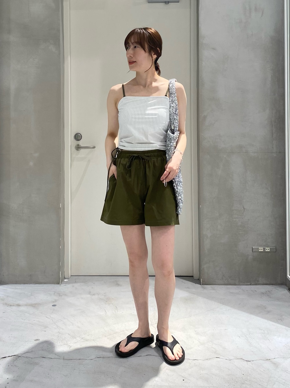 「ハーフパンツ、休日スタイル、デートコーデ、ボーダー、ショートパンツ、アウトドアスタイル、プチプラ、トートバッグ、スポーツミックス、水着、海、夏、夏コーデ、キャミソール、サンダル」｜「CIAOPANIC TYPYの【WEB限定】シャーリングサイドリボンストライプ水着3点セット（水着、ホワイト系）」を使った、ささきともみさん（骨格ストレート・レディース・158cm）の春コーディネートの1枚目の写真