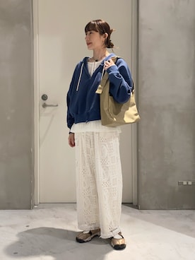 「CIAOPANIC TYPY（チャオパニックティピー）の【2WAY】針抜きシアーホックヘンリートップス（Tシャツ/カットソー、ホワイト系）」を使った、ささきともみさん（レディース・158cm）の春コーディネート