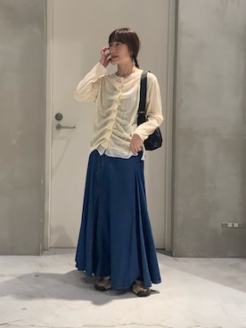 「CIAOPANIC TYPY（チャオパニックティピー）の【大人見え/軽量】リメイク風柔らかデニムロングフレアスカート（スカート、ブルー系）」を使った、ささきともみさん（レディース・158cm）の春コーディネート