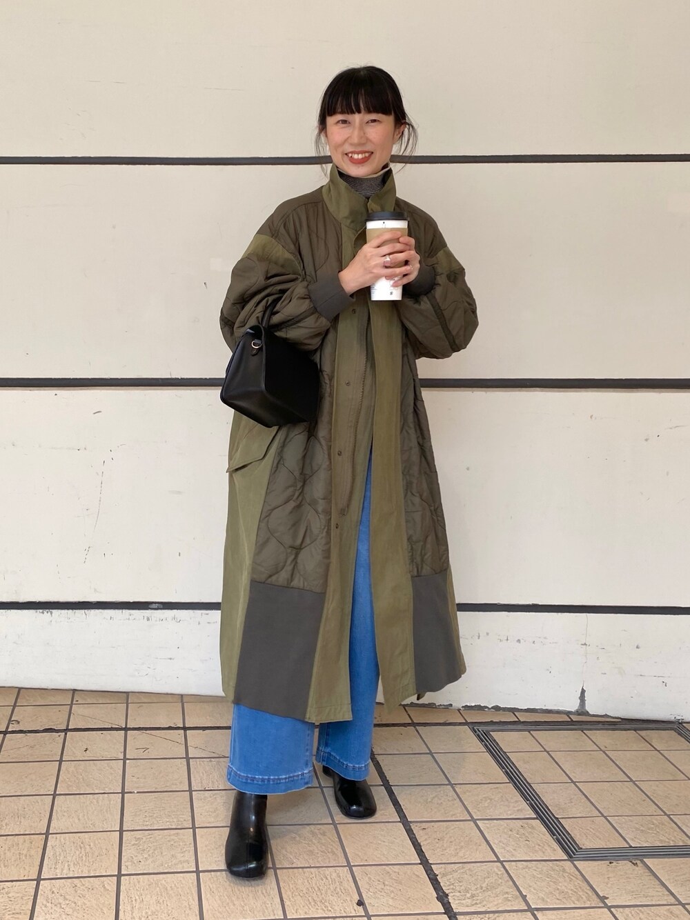 「秋コーデ、デニム、シンプルコーデ、キルティング、グラデーション、フレアパンツ、ニット、レイヤードスタイル、きれいめカジュアル、ロングコート、ミニバッグ、ミリタリー、ショートブーツ、CIAOPANIC TYPY、骨格ウェーブ」｜「CIAOPANIC TYPYの【新色追加】【etsinta/エシンタ】切替マキシミリタリーコート（その他アウター、グリーン系）」を使った、ささきともみさん（レディース・158cm）の秋コーディネートの1枚目の写真