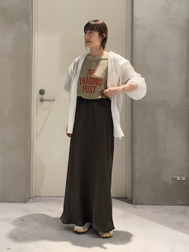 「CIAOPANIC TYPY（チャオパニックティピー）の【冷房・日焼け対策に】体型カバーも叶うフード付きシアーシャツ（シャツ/ブラウス、ホワイト系）」を使った、ささきともみさん（レディース・158cm）の春コーディネート