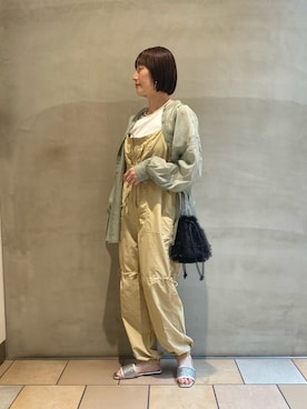 「巾着バッグ」｜「アイテム（サロペット/オーバーオール）」を使った、ささきともみさん（レディース・158cm）の春コーディネート