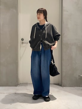 「CIAOPANIC TYPY（チャオパニックティピー）の【ゆるっと抜け感大人フーディー】ピグメントダンボールパーカー（パーカー、グレー系）」を使った、ささきともみさん（レディース・158cm）の春コーディネート