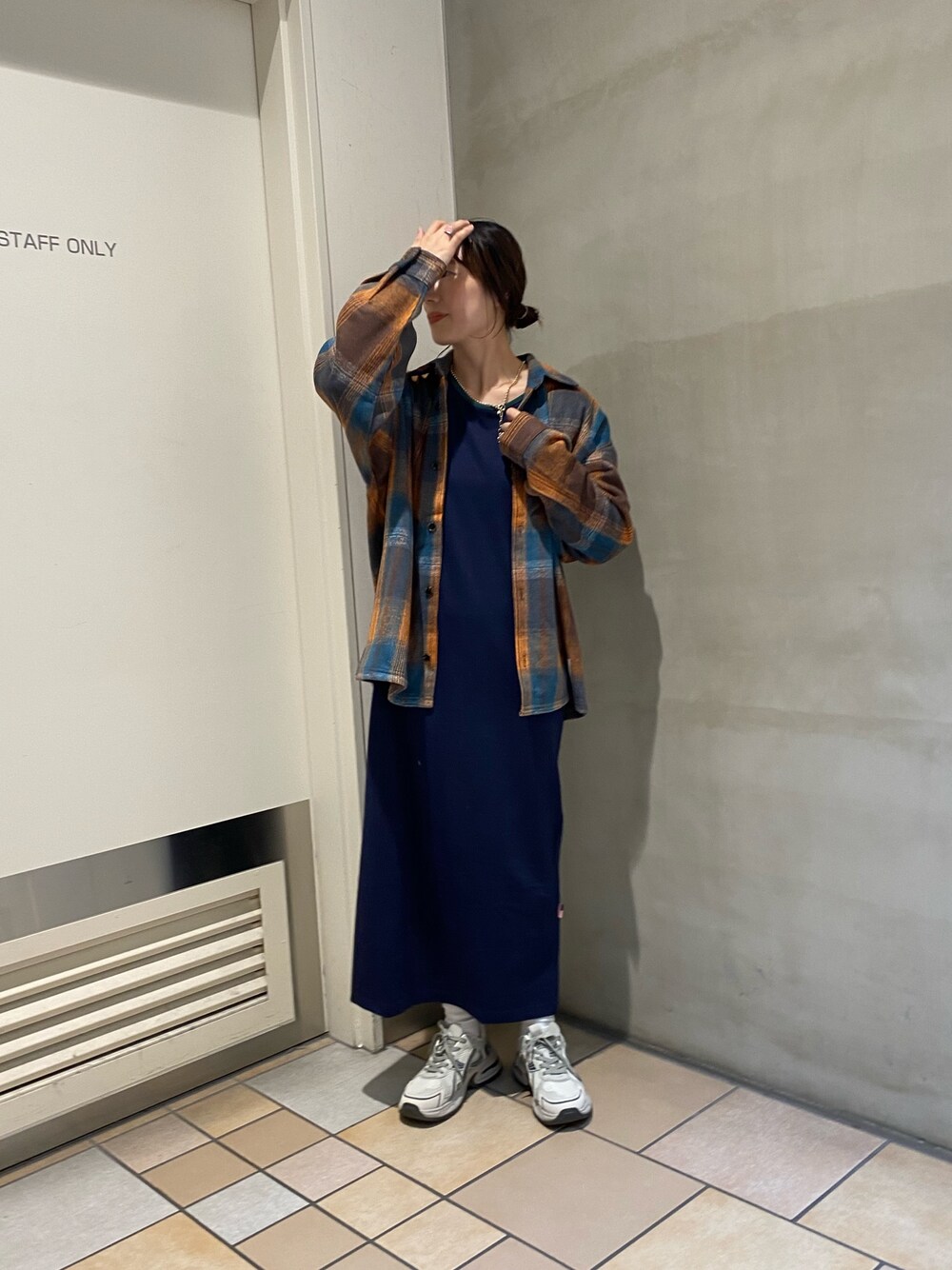 「テーマパークコーデ、秋っぽコーデ更新中、デートコーデ、チェック、ハロウィン、スニーカー、お出かけコーデ、スポーツミックス、秋コーデ、ワンピース」｜「CIAOPANIC TYPYのUSAコットンバックオープン配色リンガーワンピース（ワンピース、ブルー系）」を使った、ささきともみさん（レディース・158cm）の秋コーディネートの1枚目の写真