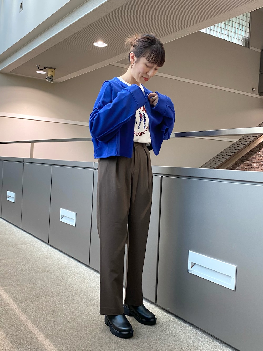 「カーディガン、スウェット、ブルー、秋のコーデ、スラックス、休日スタイル、サイドゴアブーツ、ブラウン、タックイン、厚底シューズ、プリントT、ショート丈トップス、ciaopanic、タックパンツ」｜「CIAOPANICのアウトリンキング2WAYショートカーディガン（カーディガン/ボレロ、ブルー系）」を使った、ささきともみさん（レディース・158cm）の秋コーディネートの1枚目の写真