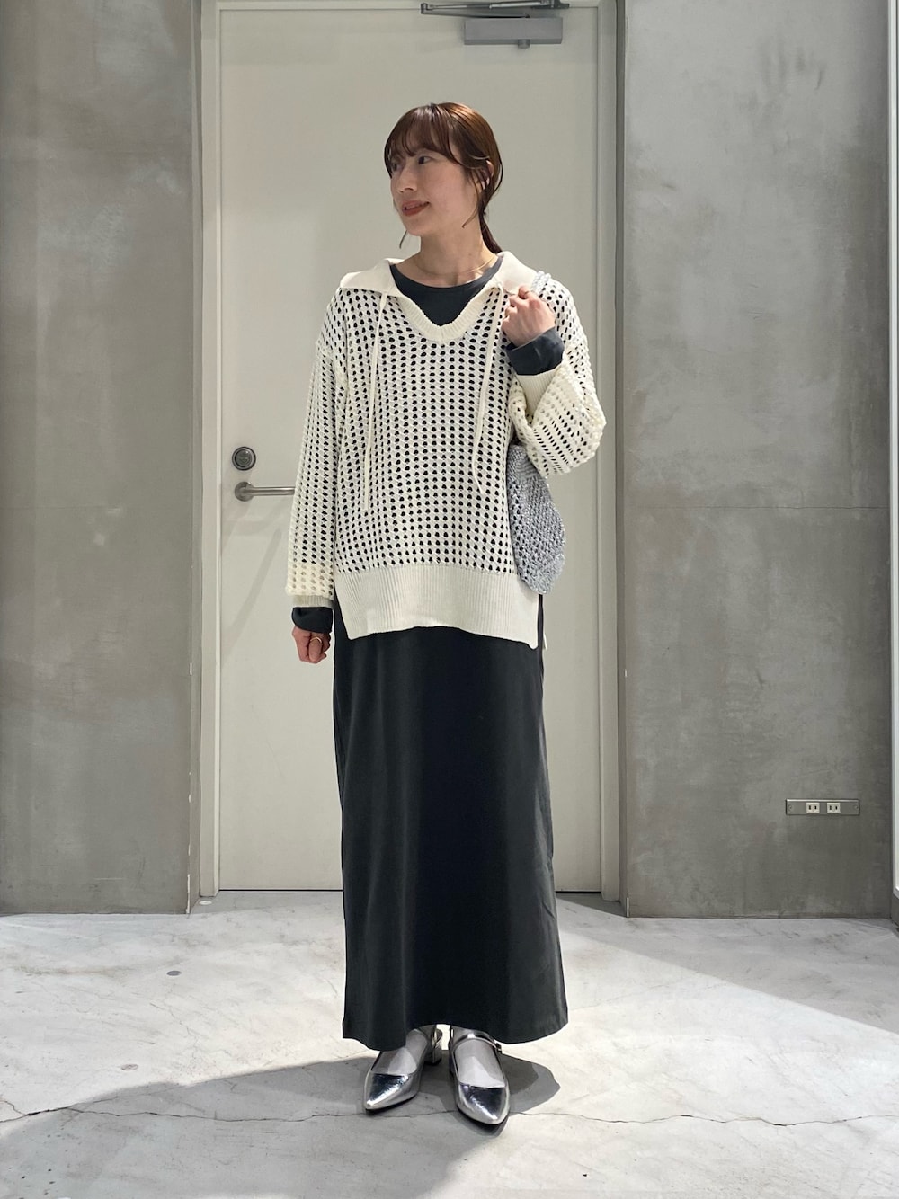 「レイヤードスタイル、春夏コーデ、シンプルコーデ、ワンピース、きれいめカジュアル、休日スタイル、シアートップス、お出かけコーデ、プチプラ、モノトーン、雨の日コーデ、デートコーデ、大人カジュアルコーデ、大人コーデ、大人かわいい」｜「CIAOPANIC TYPYの【2025年S/S新作】lilステンレススライスチェーンネックレス（ネックレス、ゴールド系）」を使った、ささきともみさん（骨格ストレート・レディース・158cm）の春コーディネートの1枚目の写真
