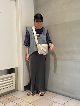 「ニットベスト」｜「アイテム（スカート、グレー系）」を使った、ささきともみさん（レディース・158cm）の秋コーディネート