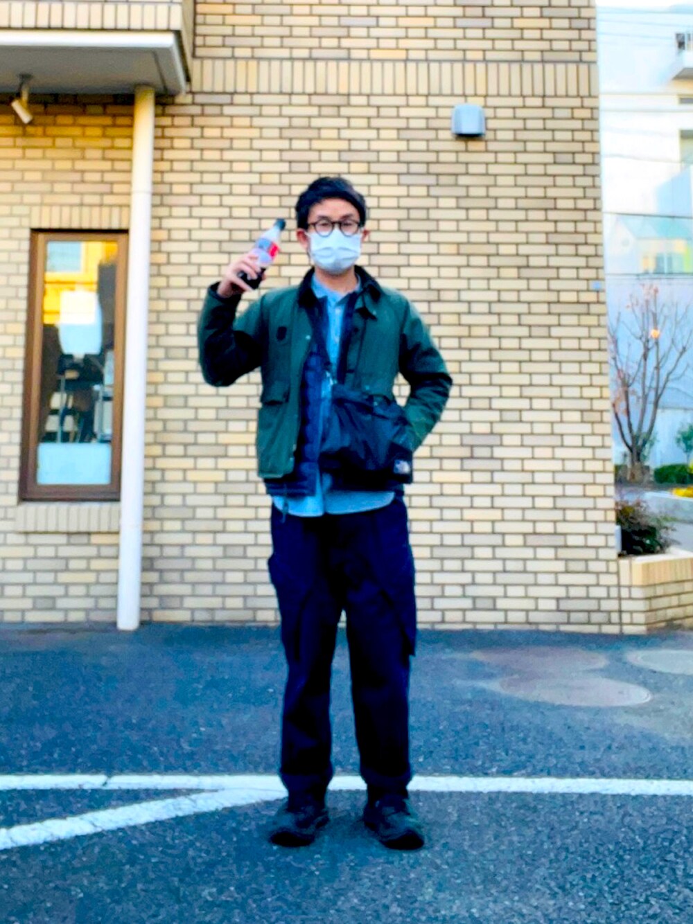 「冬、お洒落さんとつながりたい、カジュアルコーデ、ミリタリー、barbour、northface、コーラ」｜「HOKAのHOKA ONEONE TOR ULTRA HI / ホカ オネオネ トール ウルトラ ハイ（スニーカー、ブラック系）」を使った、hidekiさん（メンズ・168cm）の冬コーディネートの1枚目の写真