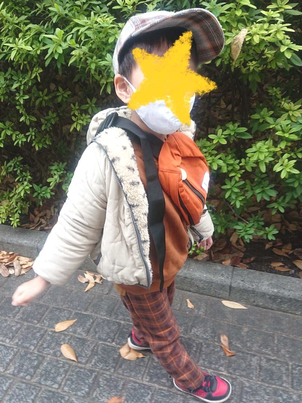 ブラウン系のボディバッグ/ウエストポーチ、ベージュ系のジャケット/アウター、ブラウン系のパンツを着用したレディースの冬コーディネートの1枚目の写真