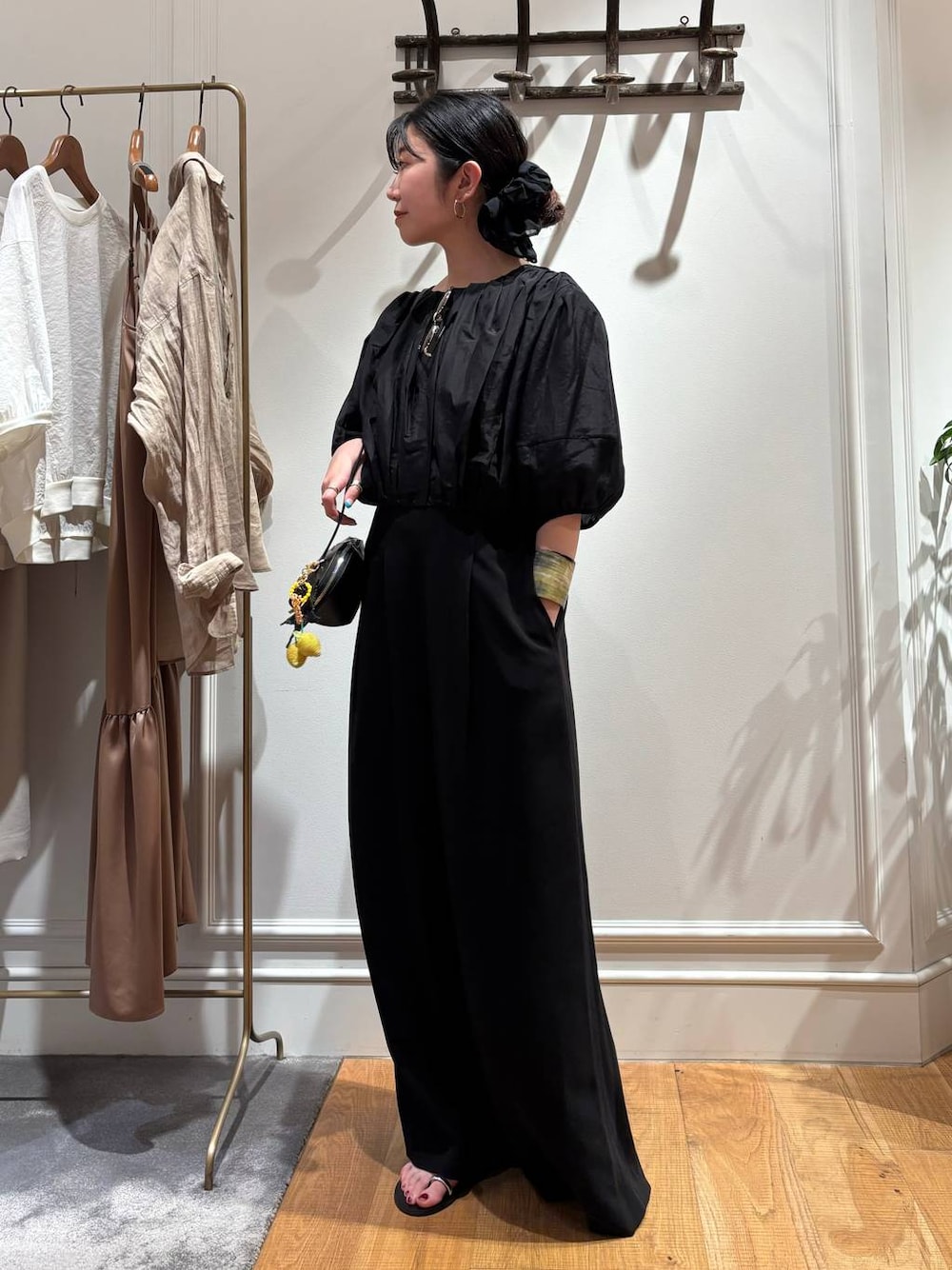 ブラック系のサンダル、ブラック系のつなぎ/オールインワン、ブラック系のショルダーバッグを着用したレディースの夏コーディネートの1枚目の写真