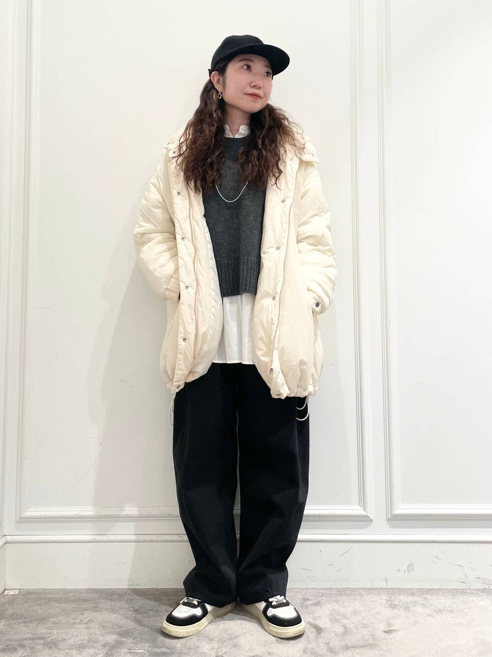 ホワイト系のブルゾン、ホワイト系のシャツ/ブラウス、ブルー系のその他パンツを着用したレディースの冬コーディネートの1枚目の写真