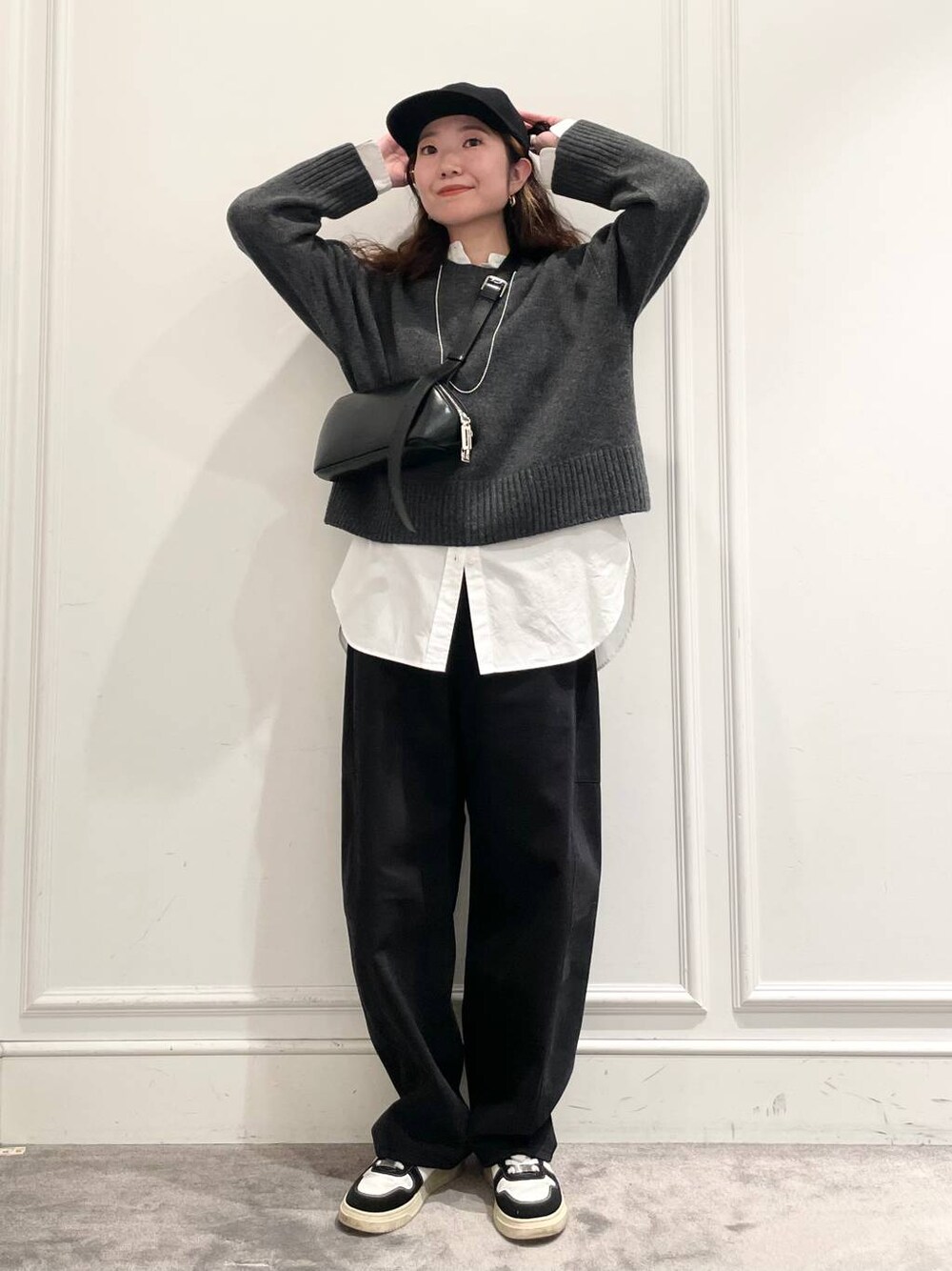 ブルー系のその他パンツ、ホワイト系のシャツ/ブラウス、ブラック系のショルダーバッグを着用したレディースの冬コーディネートの1枚目の写真