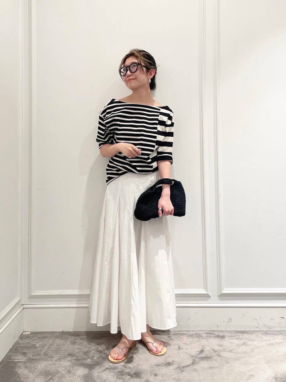 ホワイト系のスカート、その他のTシャツ/カットソー、シルバー系のサンダルを着用したレディースの夏コーディネートの1枚目の写真