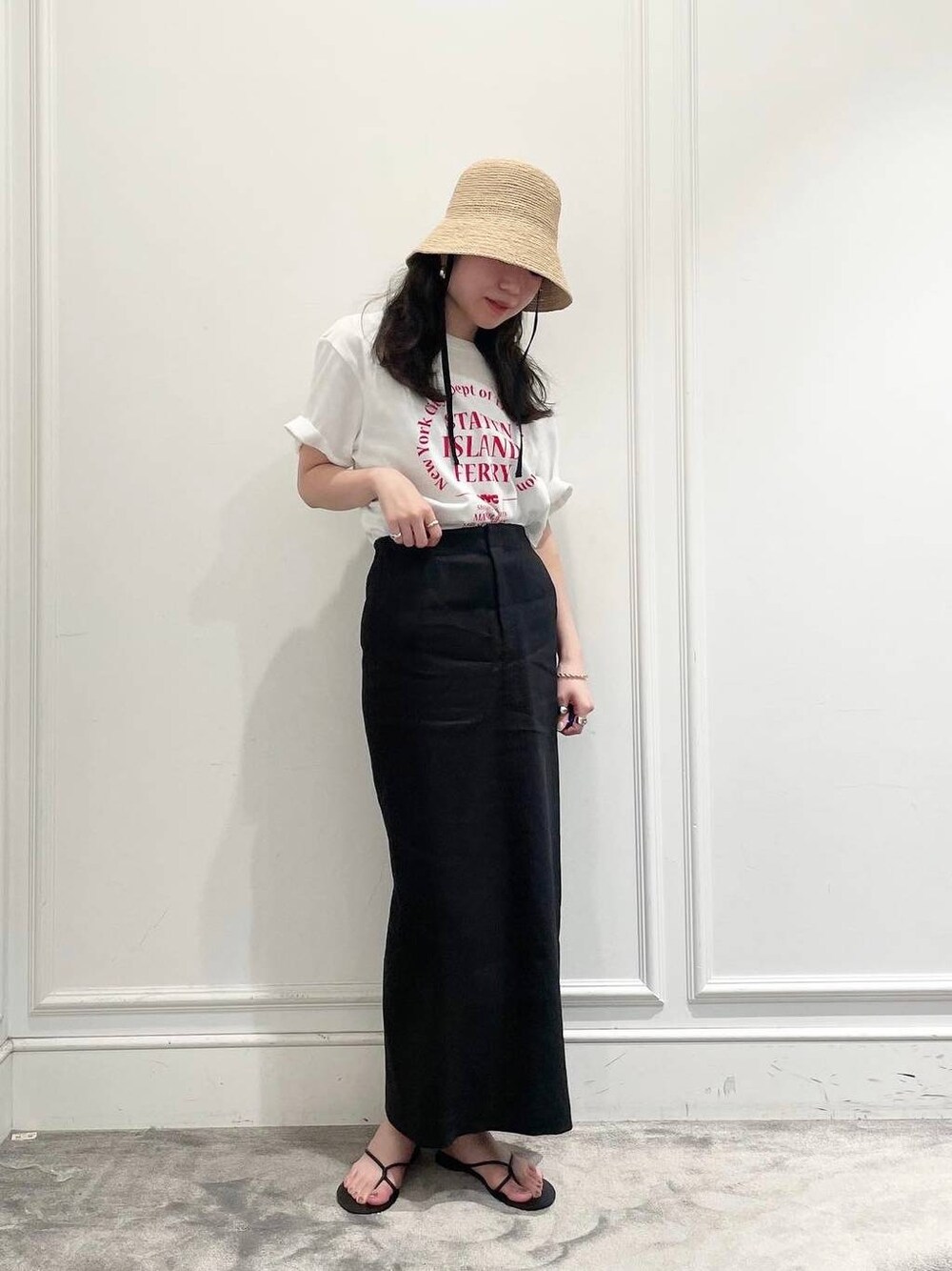 ホワイト系のTシャツ/カットソー、グレー系のスカート、ブラック系のキャミソールを着用したレディースの夏コーディネートの1枚目の写真