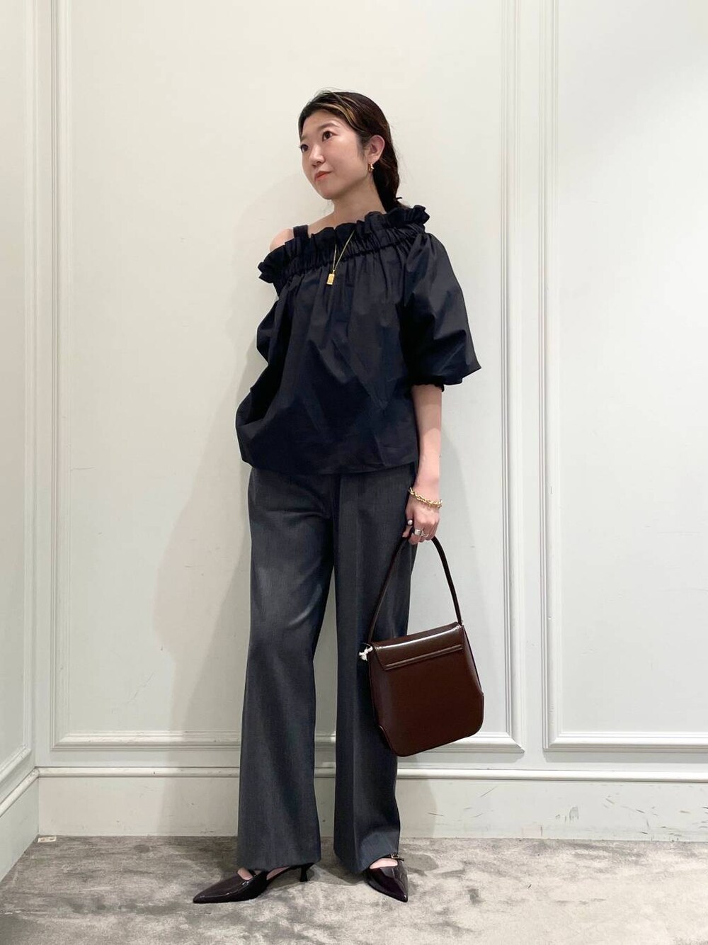 グレー系のその他パンツ、ブラック系のシャツ/ブラウス、ブラウン系のブレスレットを着用したレディースの秋コーディネートの1枚目の写真