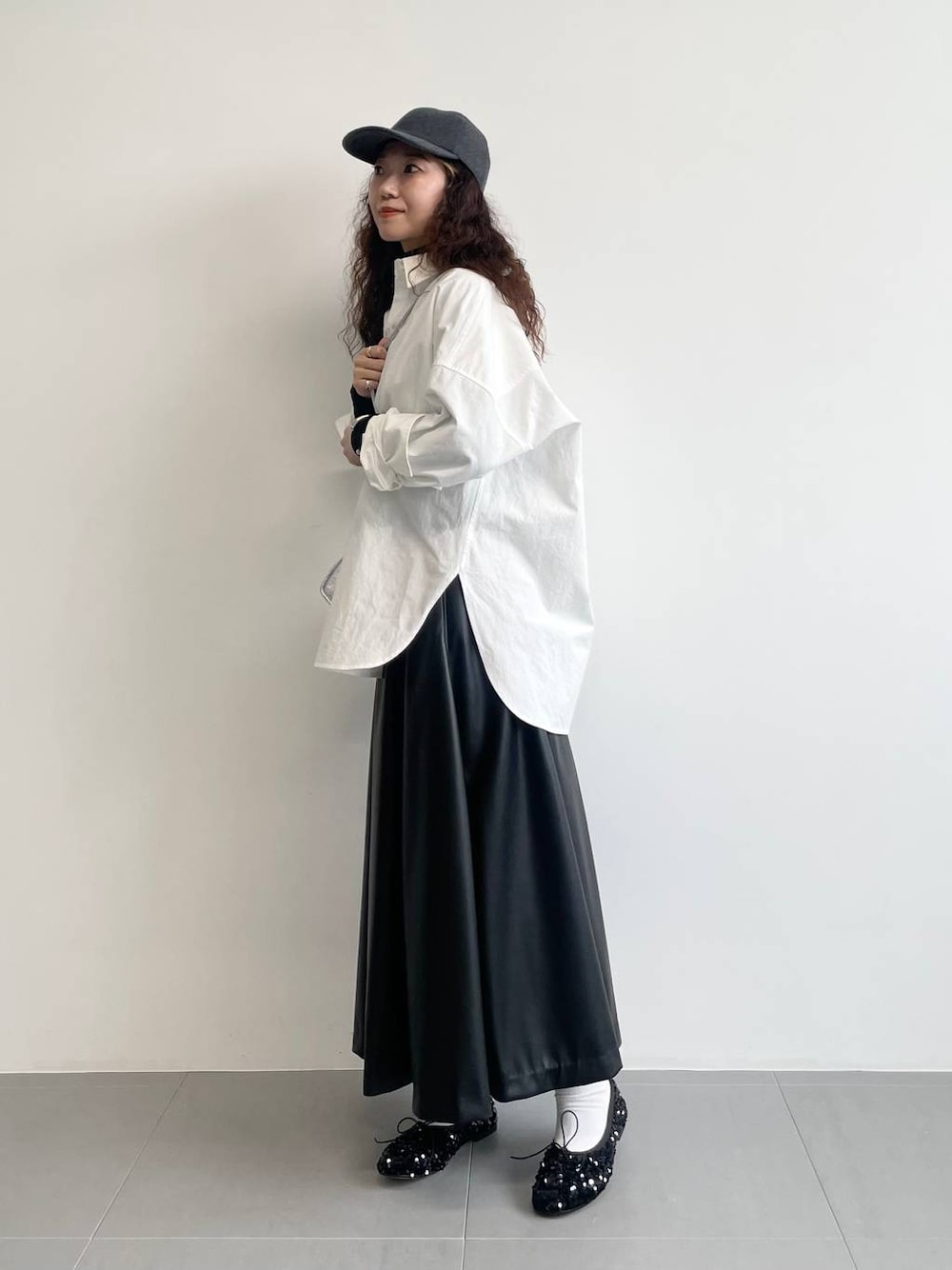 「ベーシック/シンプル、着痩せ・細見え、女子ウケ」｜「BABYLONEの【LA SCAIA】ショルダーmini BAG（ショルダーバッグ、シルバー系）」を使った、pocustagramさん（レディース・162cm）の秋コーディネートの1枚目の写真