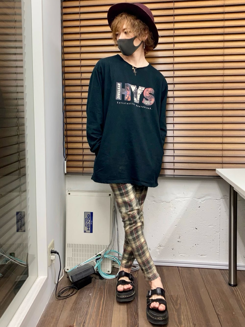 「チェック、スキニー、オーバーサイズ、お洒落さんとつながりたい、ビッグシルエット、秋のコーデ、ボルドー、ツバ広ハット、サンダル、Dr.Martens、Hysteric Glamour、秋コーデ、秋服、秋冬コーデ、カジュアルコーデ」｜「HYSTERIC GLAMOURのHYS SATISFACTION ポケ付Tシャツ（Tシャツ/カットソー、ブラック系）」を使った、はまぐりさん（メンズ・173cm）の秋コーディネートの1枚目の写真