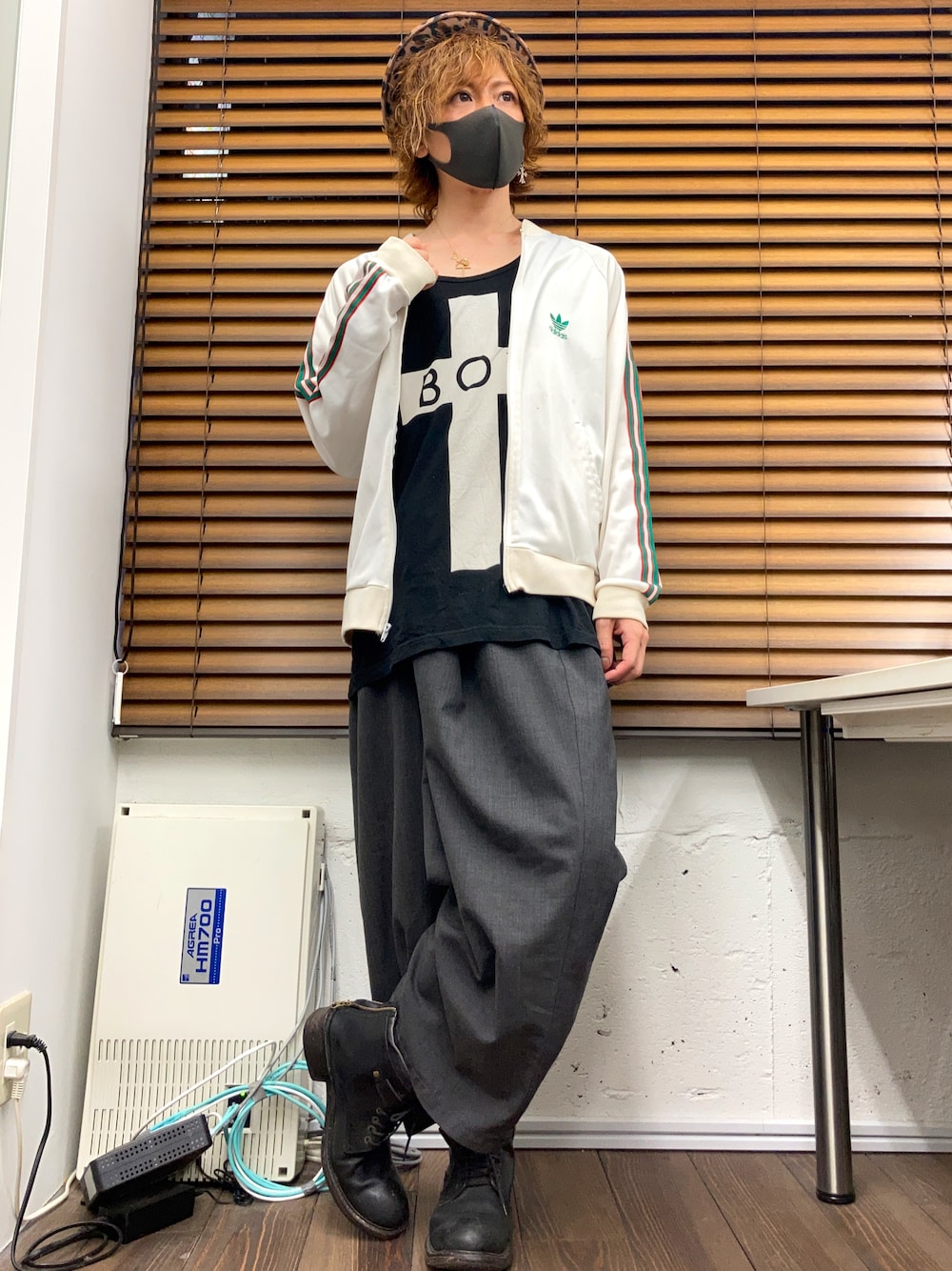 「スボーツミックス、レオパード、ジャージ、ワイドパンツ、シヨートブーツ、スカーチョ、スカンツ、ハット、CA4LA、adidas originals、adidas、journal standard、alfredoBANNISTER、革靴、秋コーデ」｜「BOY LONDONのアイテム（タンクトップ、ブラック系）」を使った、はまぐりさん（メンズ・173cm）の秋コーディネートの1枚目の写真