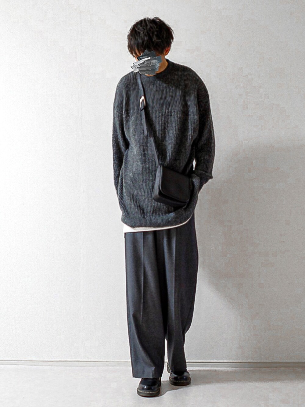 「WEARハロウィン2022、お洒落さんとつながりたい、モノトーン、モノトーンコーデ、GU、レイヤードスタイル、レイヤード、Dr.Martens、ショルダーバッグ、プチプラ、モノマート、ニット、モヘアライクニット、ゆるコーデ、シンプルコーデ」｜「LIDNMのWOOL FLANNEL BAGGY（スラックス、グレー系）」を使った、もくさん（メンズ・178cm）の秋コーディネートの1枚目の写真