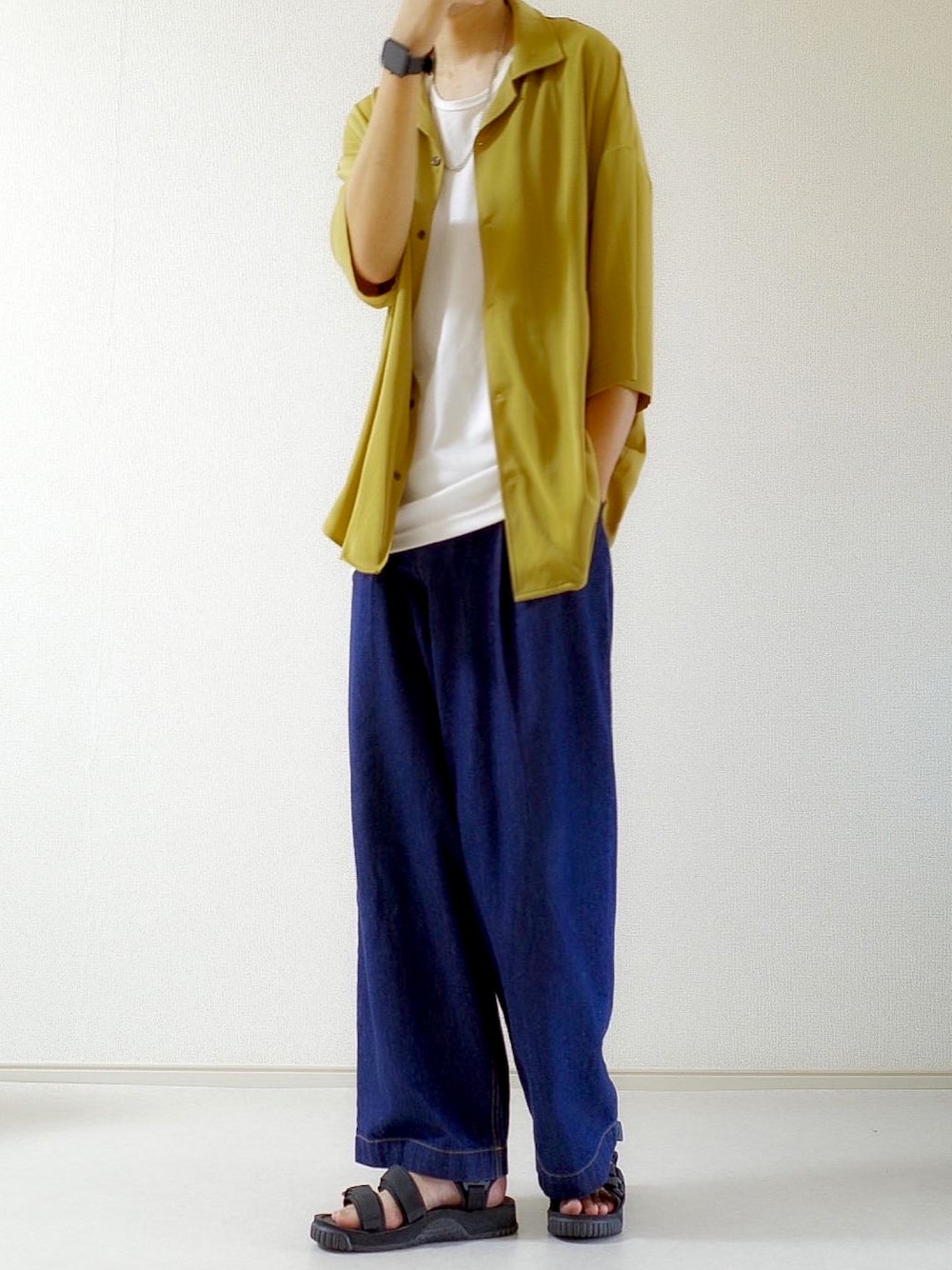 「秋服準備はじめました、おしゃれさんと繋がりたい、neez.、プチプラコーデ、CASPER JOHN、サンダル、ワントーンコーデ、デニム、ワイドパンツ、ワイドデニム、キレイめ、Tシャツ、重ね着、レイヤードスタイル、レイヤード」｜「neez.のLoose buggy wide denim/ルーズバギーワイドデニム（デニムパンツ、ブルー系）」を使った、もくさん（メンズ・178cm）の夏コーディネートの1枚目の写真