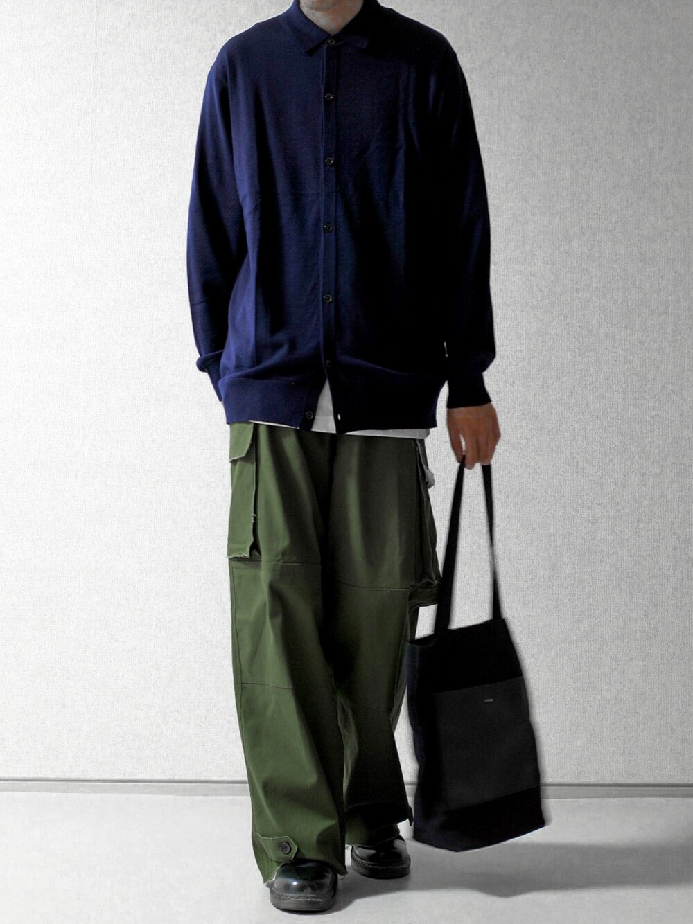 「カジュアル、キレイめ、UNIQLO、ユニクロ、プチプラ、プチプラコーデ、カーディガン、カーディガンコーデ、きれいめカジュアル、シャツスタイル、シャツ、プチプラミックス、シンプルコーデ」｜「UNIQLOのアイテム（カーディガン/ボレロ、ブルー系）」を使った、もくさん（メンズ・178cm）の夏コーディネートの1枚目の写真