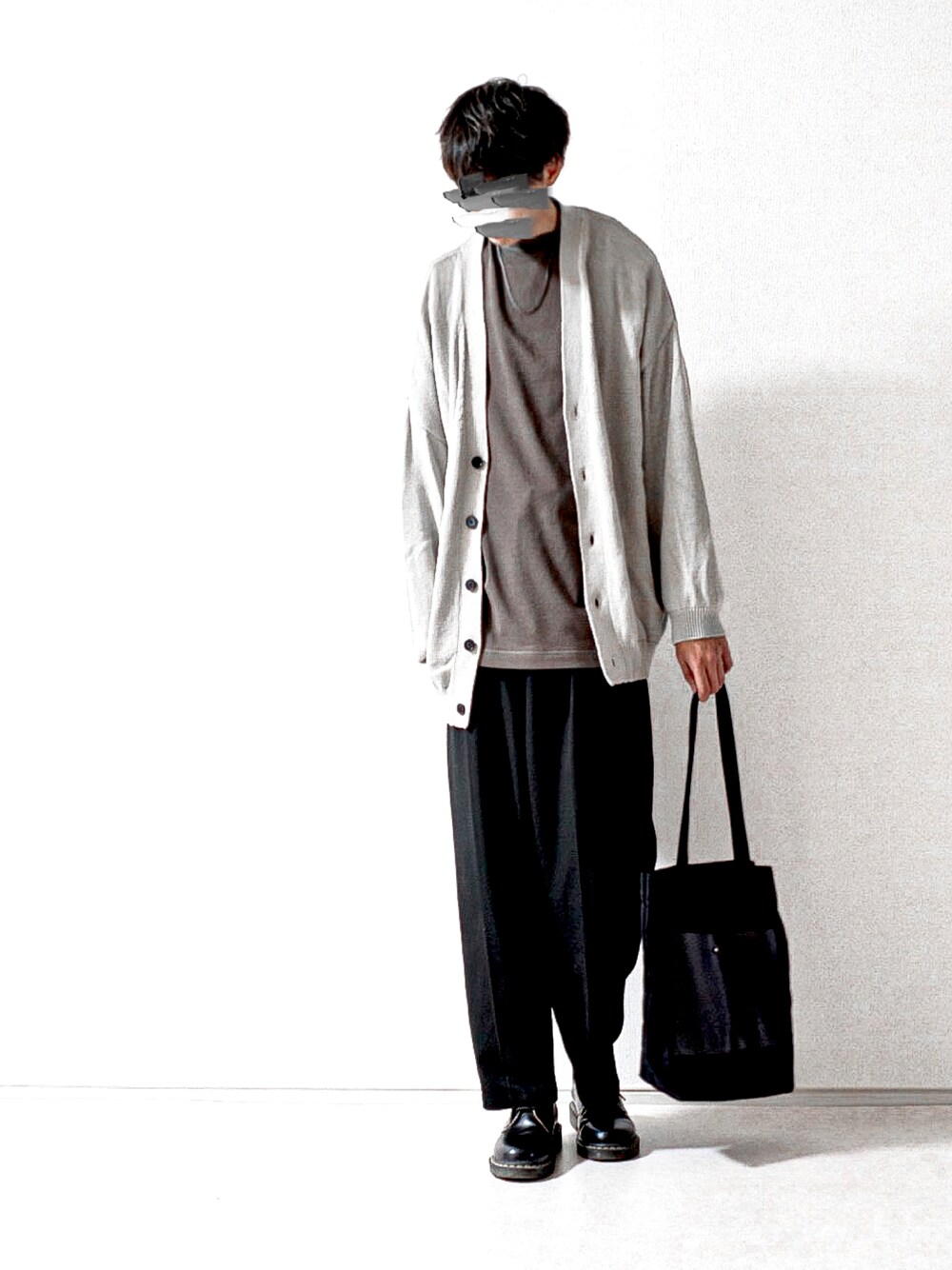 「WEARハロウィン2022、秋のコーデ、秋服、メンズファッション、GU、UNIQLO、モノトーン、Dr.Martens、トートバッグ、ビッグシルエット、ootd、黒、ファッション好きと繋がりたい、#今日のコーデ」｜「KUUUPYのCanvas Tote Bag - キャンバストートバッグ（トートバッグ、ブラック系）」を使った、もくさん（メンズ・178cm）の秋コーディネートの1枚目の写真