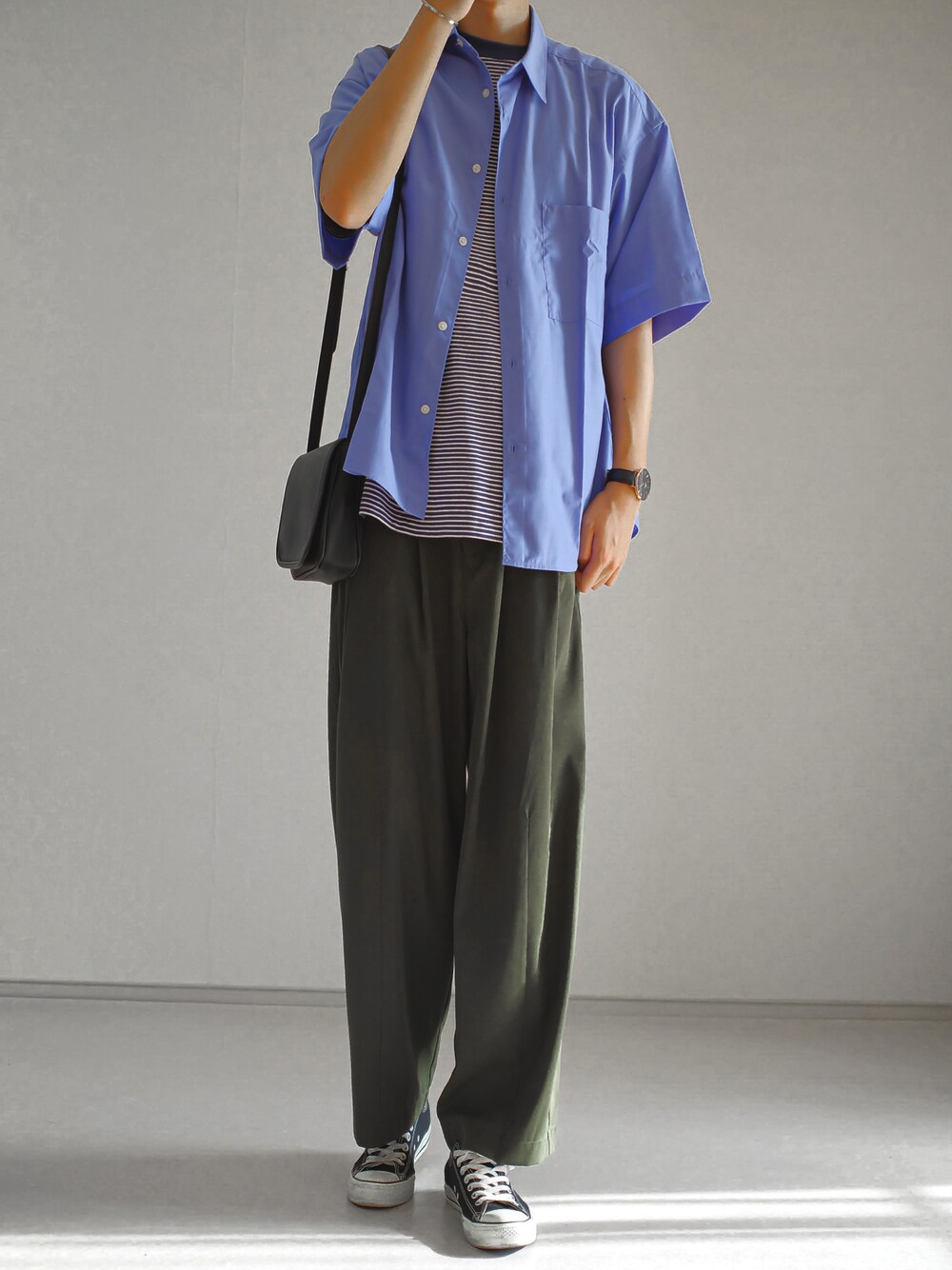 「ボーダー、UNIQLO、夏だ！Tシャツ着よう！、UNIQLO U、remer、コンバース、コンバース オールスター、スニーカー、プチプラ、青シャツ、メンズコーデ、爽やかコーデ、プチプラコーデ、ゆるコーデ、夏コーデ」｜「remerのloose tapered wide PT / ルーズテーパードワイドパンツ（その他パンツ、グリーン系）」を使った、もくさん（メンズ・178cm）の夏コーディネートの1枚目の写真