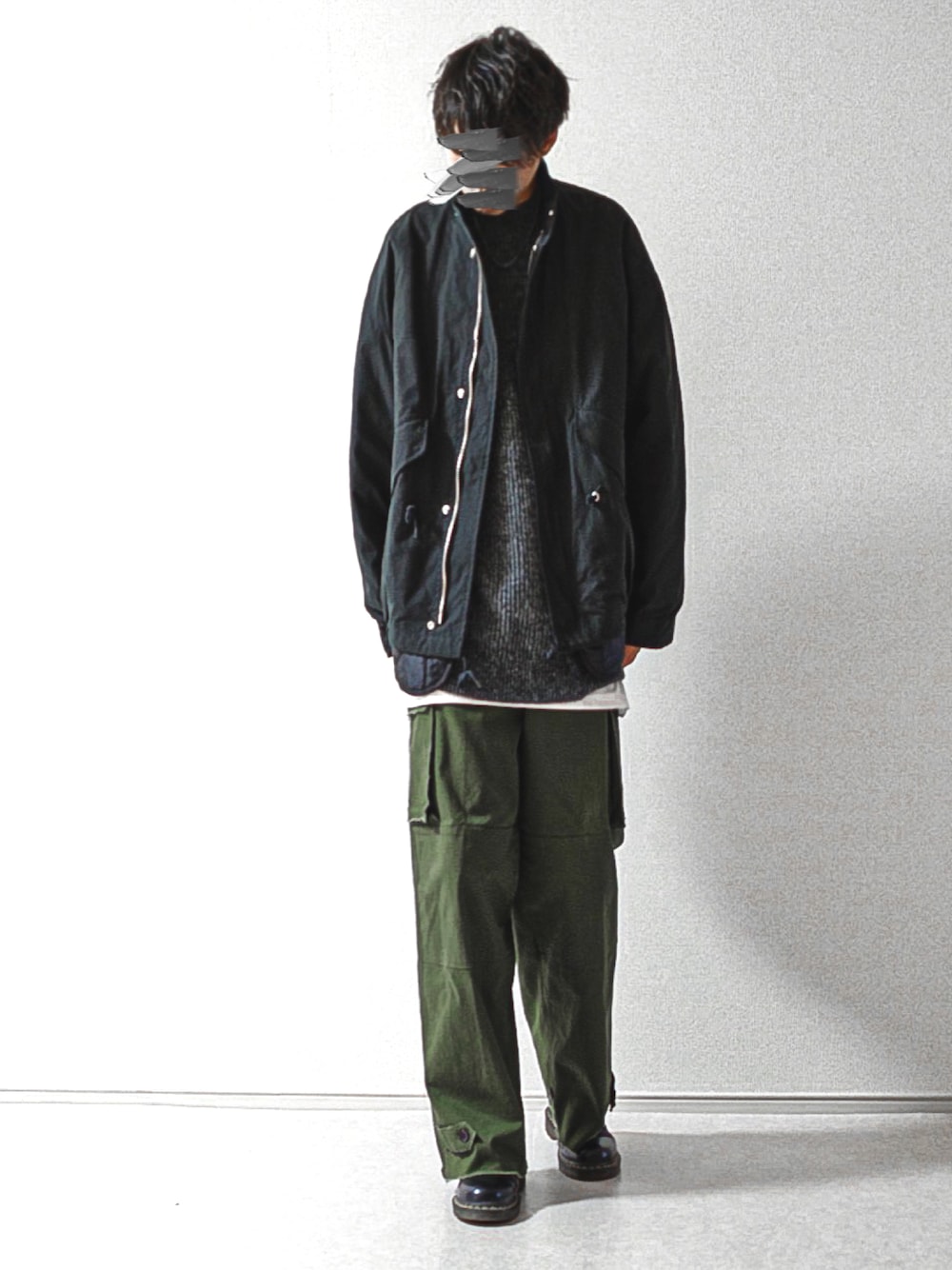 「WEARハロウィン2022、ニット、ゆるコーデ、秋冬コーデ、ビッグシルエット、プチプラ、プチプラコーデ、お洒落さんと繋がりたい、Dr.Martens、UNIQLO U、UNIQLO、シンプルスタイル、アウター」｜「soerteのWide straight military pants / ワイドストレート ミリタリー カーゴパンツ（カーゴパンツ、グリーン系）」を使った、もくさん（メンズ・178cm）の秋コーディネートの1枚目の写真