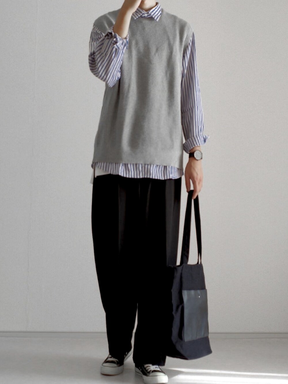 「シンプルコーデ、今日のコーデ、UNIQLO、UNIQLO U、UNIQLOコーデ、ユニクロ、プチプラ、プチプラコーデ、ワイドパンツ、スラックス、コンバース、converse、トートバッグ」｜「CONVERSEのスニーカー CONVERSE NEXTAR 110 OX 32765141（スニーカー、ブラック系）」を使った、もくさん（メンズ・178cm）の夏コーディネートの1枚目の写真