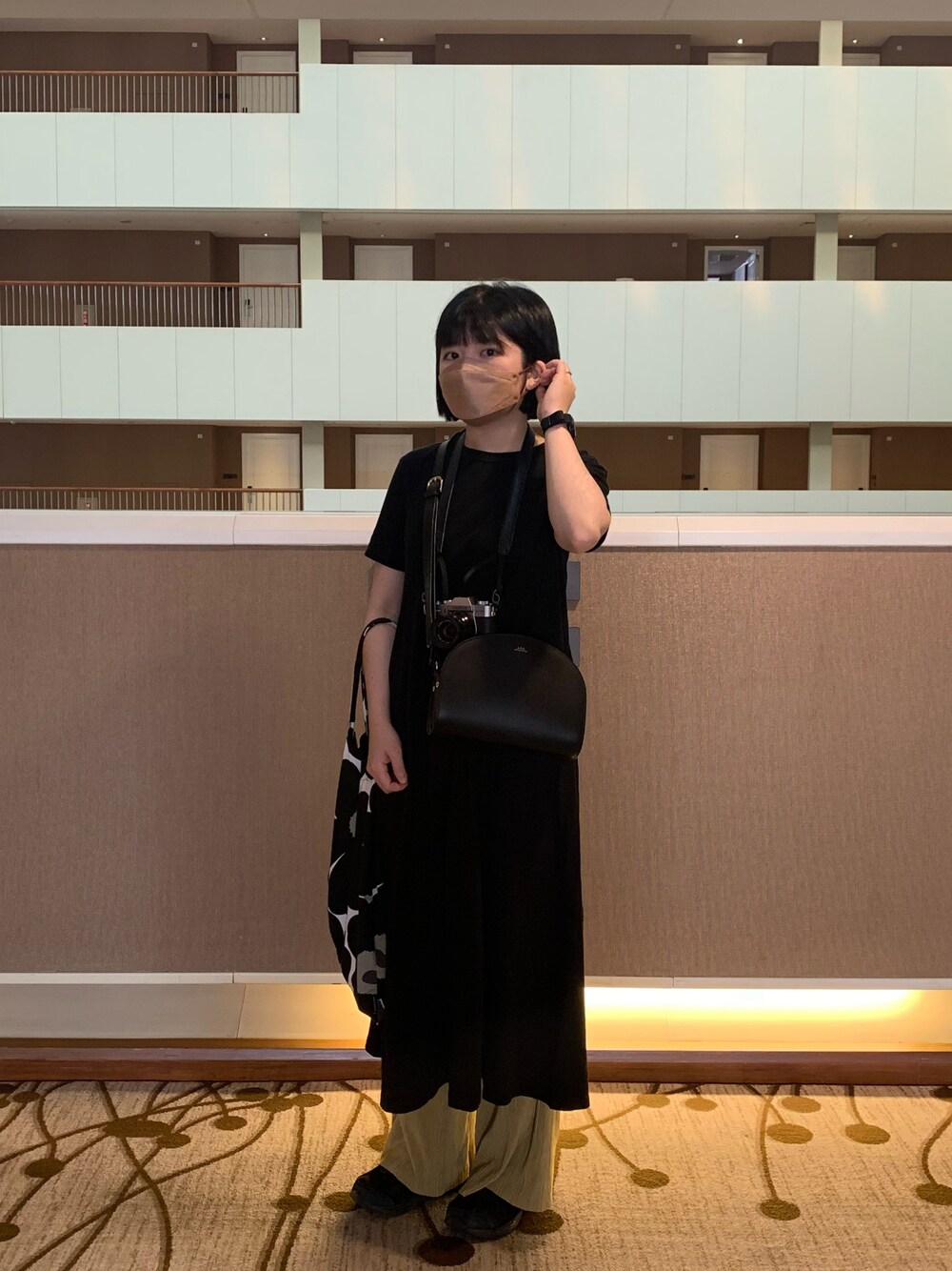 「シンプルコーデ、休日コーデ、低身長女子、低身長コーデ」｜「BEAMS JAPANのBEAMS JAPAN / 別注 交通安全 SHIBUYA リフレクタブル 三針 ウォッチ（アナログ腕時計、ブラック系）」を使った、Ying Yuさん（レディース・156cm）の秋コーディネートの1枚目の写真