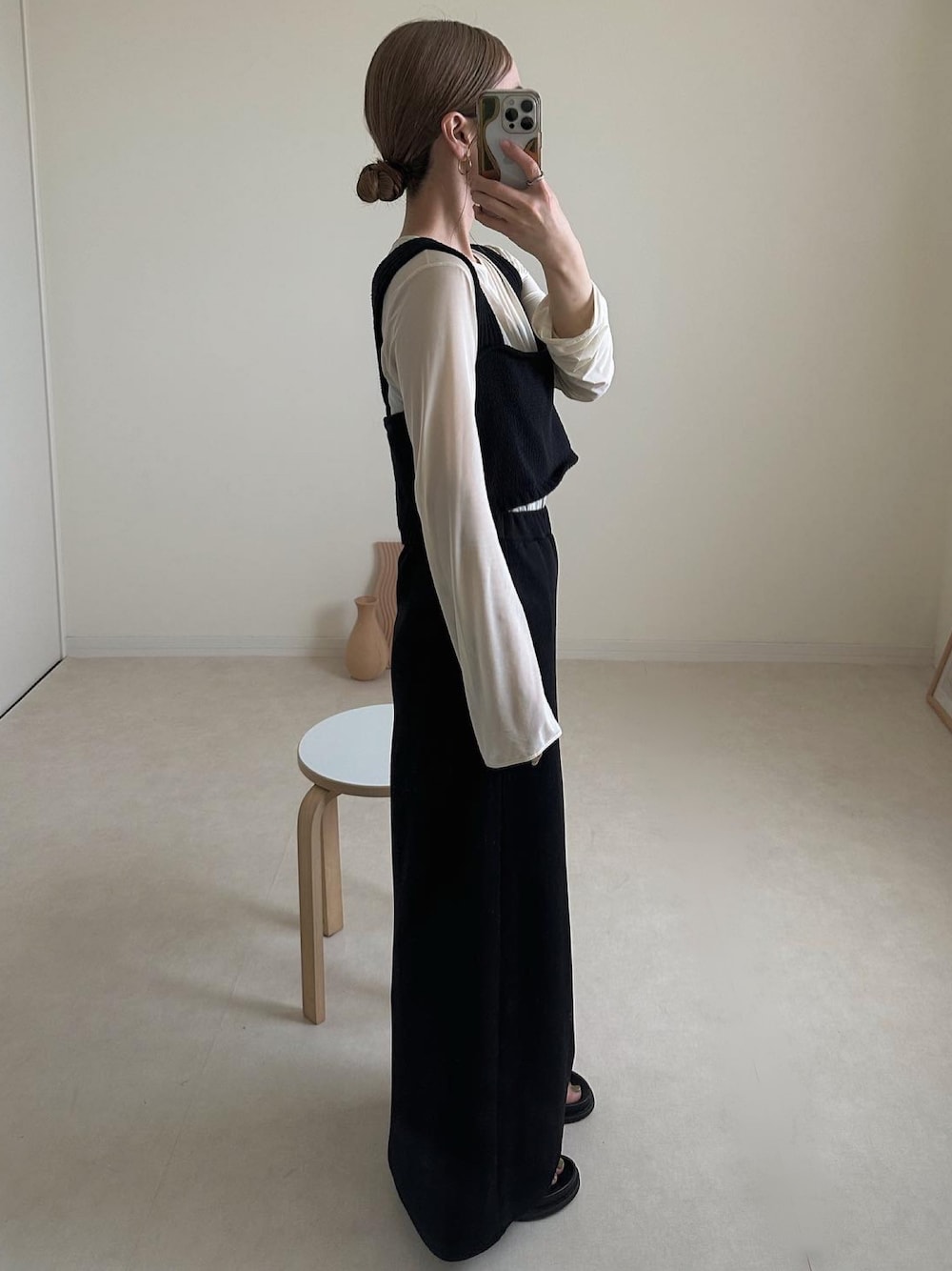 「キレイめカジュアル、初夏コーデ、ビスチェ、レイヤードスタイル、UNIQLO、ユニクロ、スカート、シンプル、韓国ファッション、シアートップス、サンダル、モノトーン」｜「select MOCA by sonの2023 SS バックスリットリラックスビスチェ（ベスト、ブラック系）」を使った、sonさん（レディース・159cm）の春コーディネートの1枚目の写真