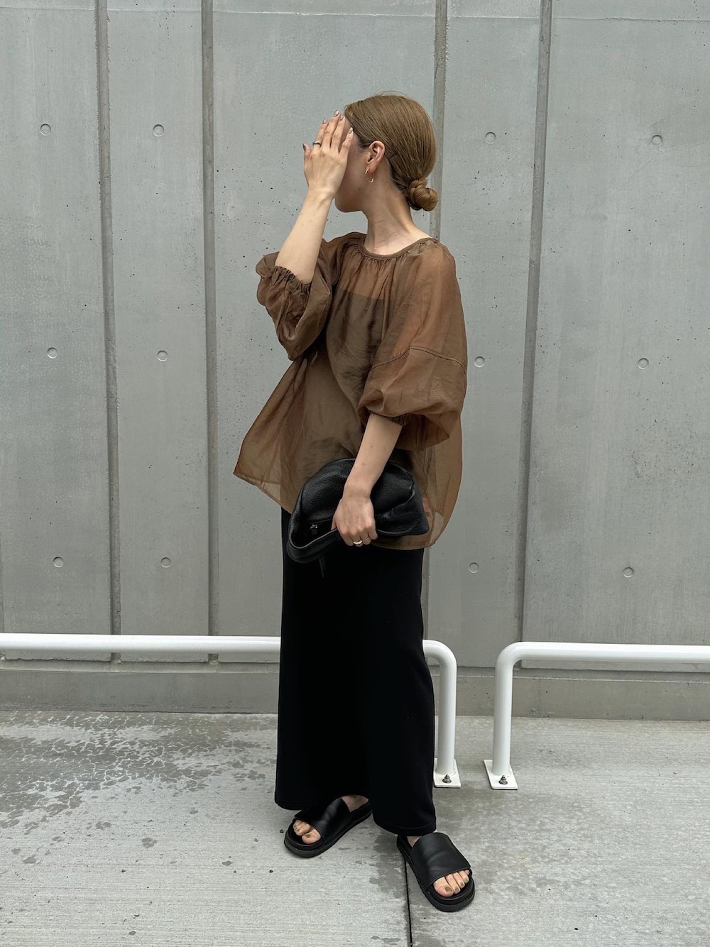 sonさんの「2022 SS シアーボリュームパフ袖2wayプルオーバー（select MOCA）」を使ったコーディネートの1枚目の写真