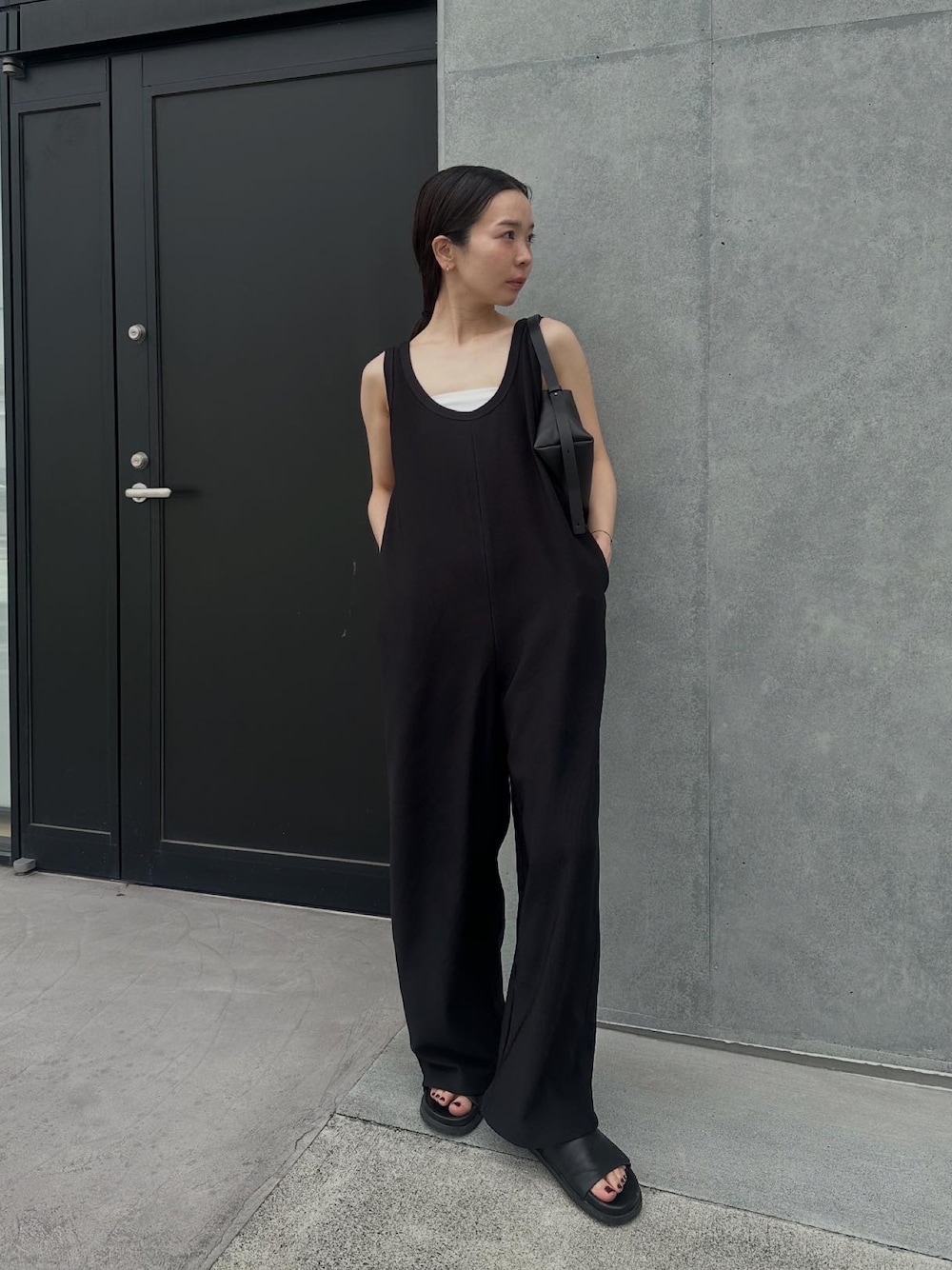 「夏ルックで気分アップ、オールインワン、サロペット、モノトーン、モノトーンコーデ、夏服コーデ、オトナカジュアル、オトナ女子、ゆるコーデ」｜「feepurの【TALLサイズあり】リラックスロンパース（サロペット/オーバーオール、ブラック系）」を使った、sonさん（レディース・159cm）の夏コーディネートの1枚目の写真