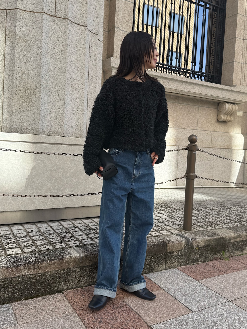 グレー系のカーディガン/ボレロ、ブルー系のデニムパンツ、ブラック系のスリッポンを着用したレディースの秋コーディネートの1枚目の写真