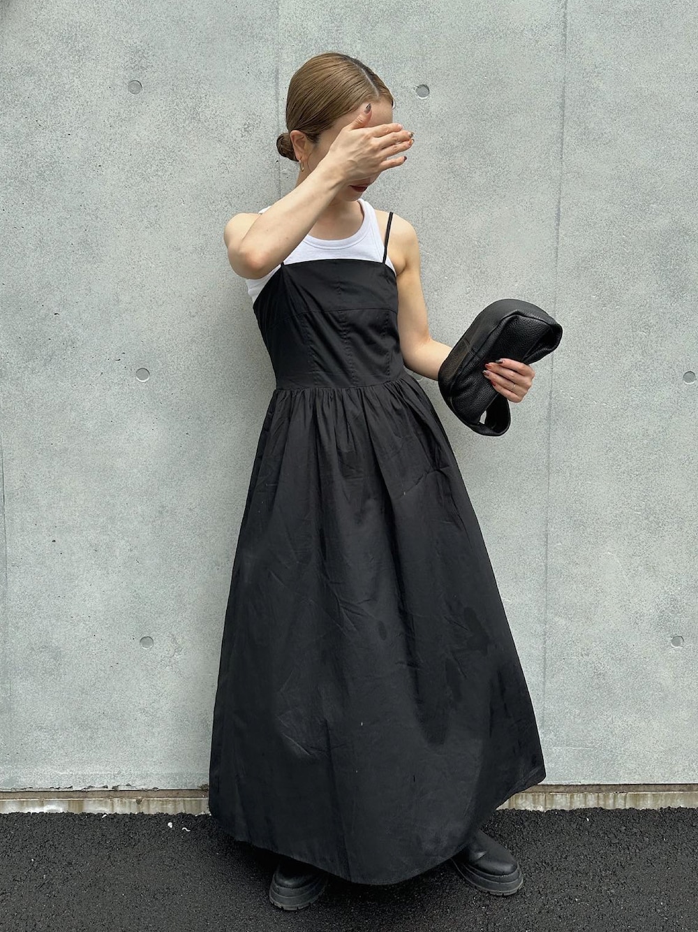 「アツいコーデ全部見せ、秋服準備はじめました、キャミワンピ、キャミワンピース、モノトーン、モノトーンコーデ、ブーツ、ワンピース、ハンドバッグ、休日スタイル、シンプルコーデ」｜「URBAN RESEARCH Sonny Labelのシャーリングキャミワンピース（ワンピース、ブラック系）」を使った、sonさん（レディース・159cm）の夏コーディネートの1枚目の写真