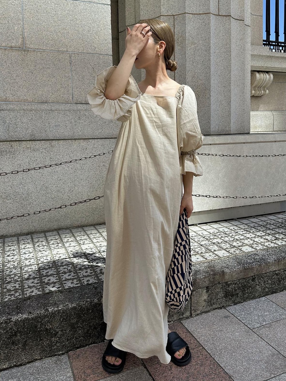 「アツいコーデ全部見せ、夏セールで買いました、秋服準備はじめました、ボリューム袖、ワンピース、ベージュ、ハンドバッグ、サンダル、シンプルコーデ、休日スタイル、韓国ファッション、淡色コーデ」｜「CIAOPANIC TYPYのボリュームスリーブオフショルリネン混ワンピース（ワンピース、ホワイト系）」を使った、sonさん（レディース・159cm）の夏コーディネートの1枚目の写真