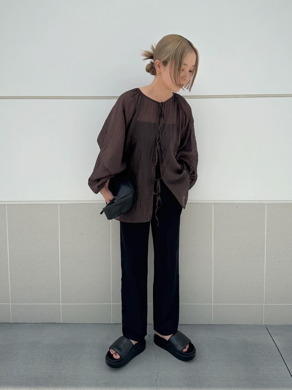 「きれいめカジュアル、さらっと晴れやかスナップ、オトナカジュアル、夏ファッション、楽チンコーデ、大人かわいい、シアートップス、ボリューム袖、シアー、ブラウス、サンダル、お出かけコーデ、休日スタイル」｜「select MOCA by sonの2WAYボリュームオーバーブラウス（シャツ/ブラウス、ブラウン系）」を使った、sonさん（レディース・159cm）の夏コーディネートの1枚目の写真