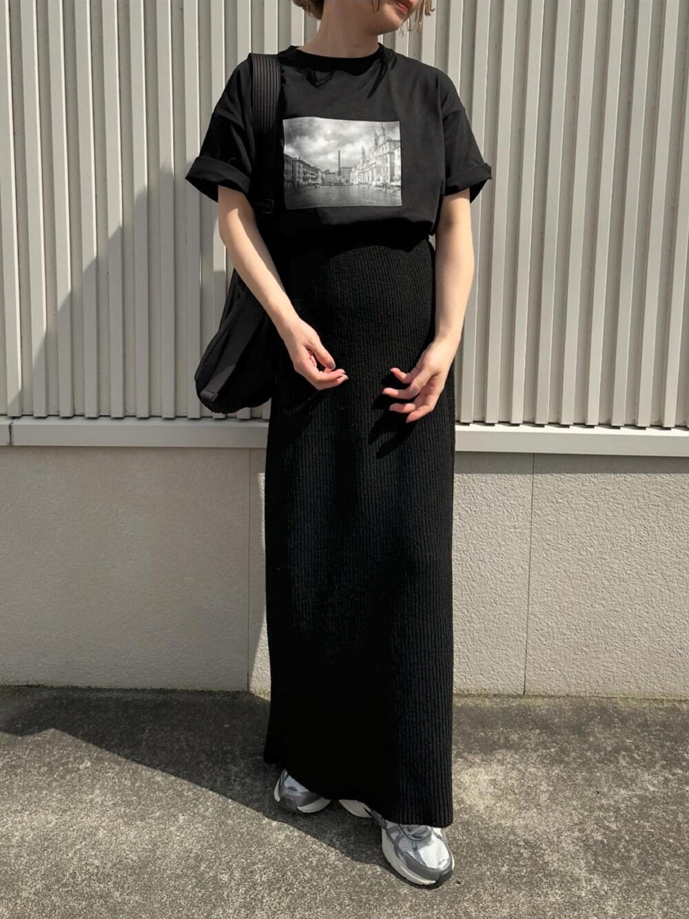 「モノトーン、雨の日コーデ、スニーカー、Tシャツ、プリントT、サマーニット、スカート、夏ファッション、オトナカジュアル、休日スタイル、ラクチンコーデ、スニーカーコーデ」｜「select MOCA by sonのアソートプリントオーバーサイズTシャツ（Tシャツ/カットソー、ブラック系）」を使った、sonさん（レディース・159cm）の夏コーディネートの1枚目の写真