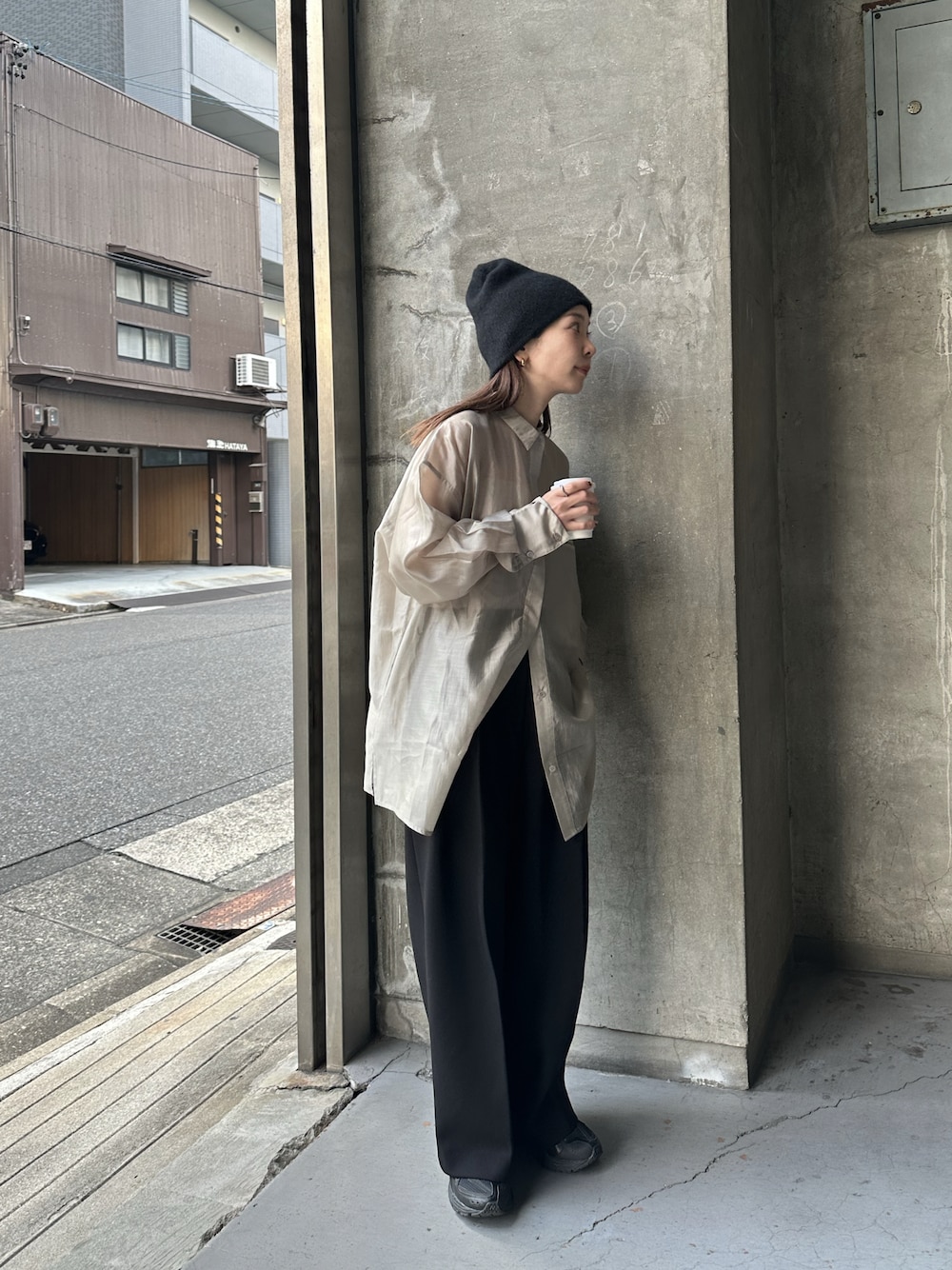 ベージュ系のシャツ/ブラウス、ブラック系のその他パンツ、ブラック系のスニーカーを着用したレディースの冬コーディネートの1枚目の写真