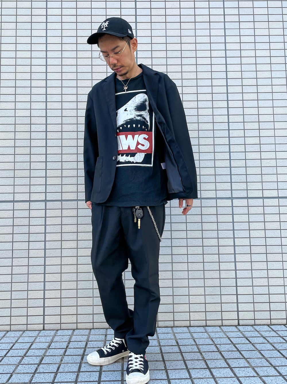 「秋のコーデ、シンプルコーデ、オトナカジュアル、大人コーデ、黒、メガネ男子、セットアップ、大人カジュアル、きれいめカジュアル、キレイめ、スニーカー、キャップ、ムービーTシャツ、オールブラック、カジュアルダウン」｜「COMME des GARCONSのWomen's Comme Des Garcons Play X Converse Chuck Taylor Hidden Heart High Top Sneaker（スニーカー、ブラック系）」を使った、 K-taさん（メンズ・170cm）の秋コーディネートの1枚目の写真