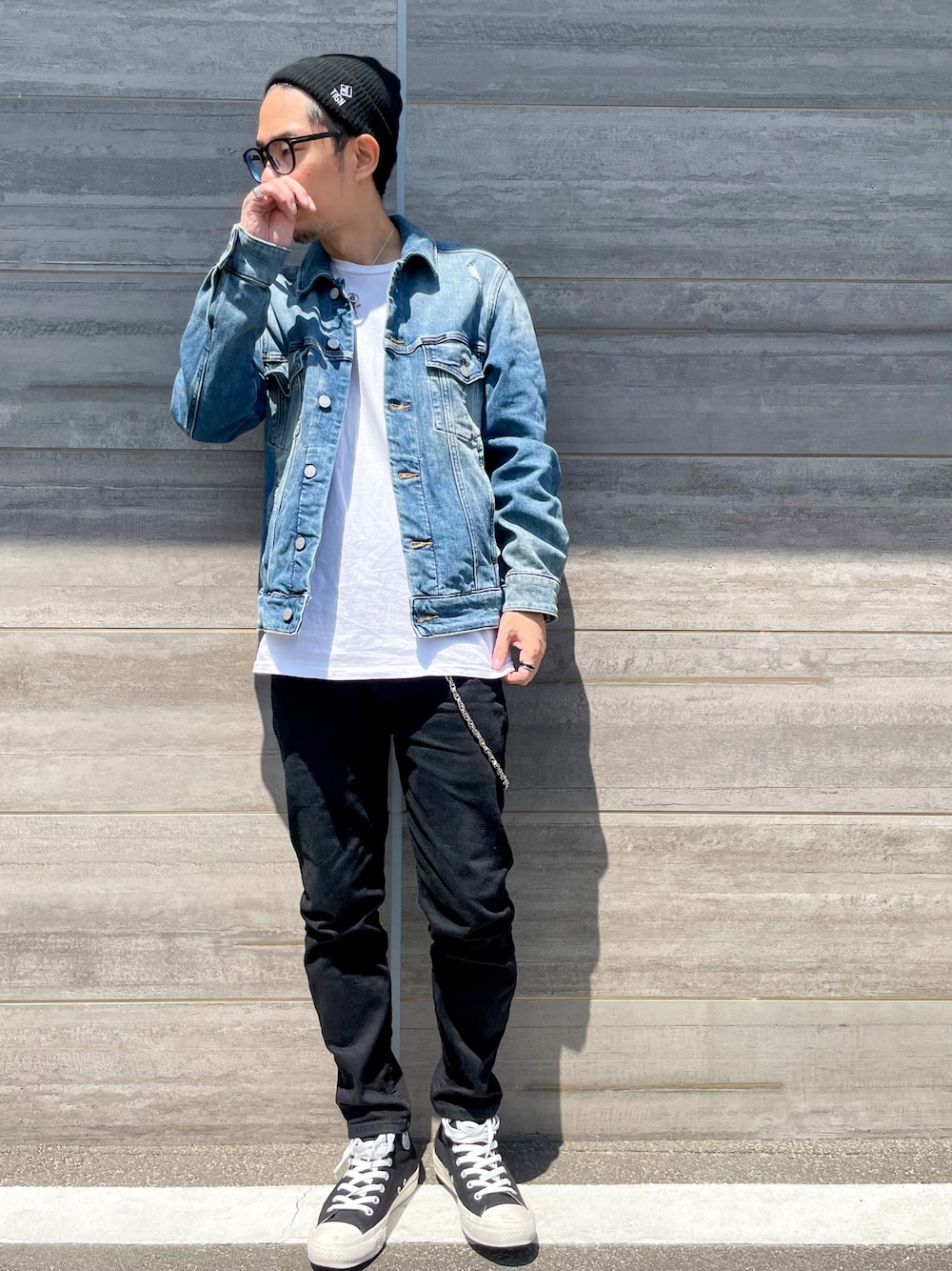 「カジュアルコーデ、シンプルコーデ、春服、大人コーデ、スニーカー、ﾌﾞﾗｯｸﾊﾟﾝﾂ、デニム、デニムジャケット、ニット帽、メガネ男子、オトナカジュアル、大人カジュアル、きれいめカジュアル、春、春アウター」｜「COMME des GARCONSのWomen's Comme Des Garcons Play X Converse Chuck Taylor Hidden Heart High Top Sneaker（スニーカー、ブラック系）」を使った、 K-taさん（メンズ・170cm）の春コーディネートの1枚目の写真