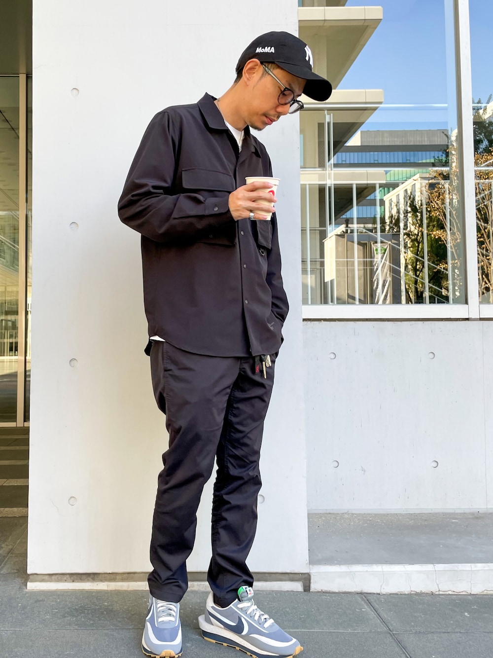 グレー系のスニーカー、ブラック系のその他パンツ、ブラック系のシャツ/ブラウスを着用したメンズの秋コーディネートの1枚目の写真