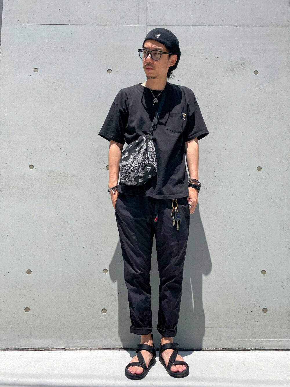 ブラック系のサンダル、ブラック系のその他パンツ、ブラック系のショルダーバッグを着用したメンズの夏コーディネートの1枚目の写真