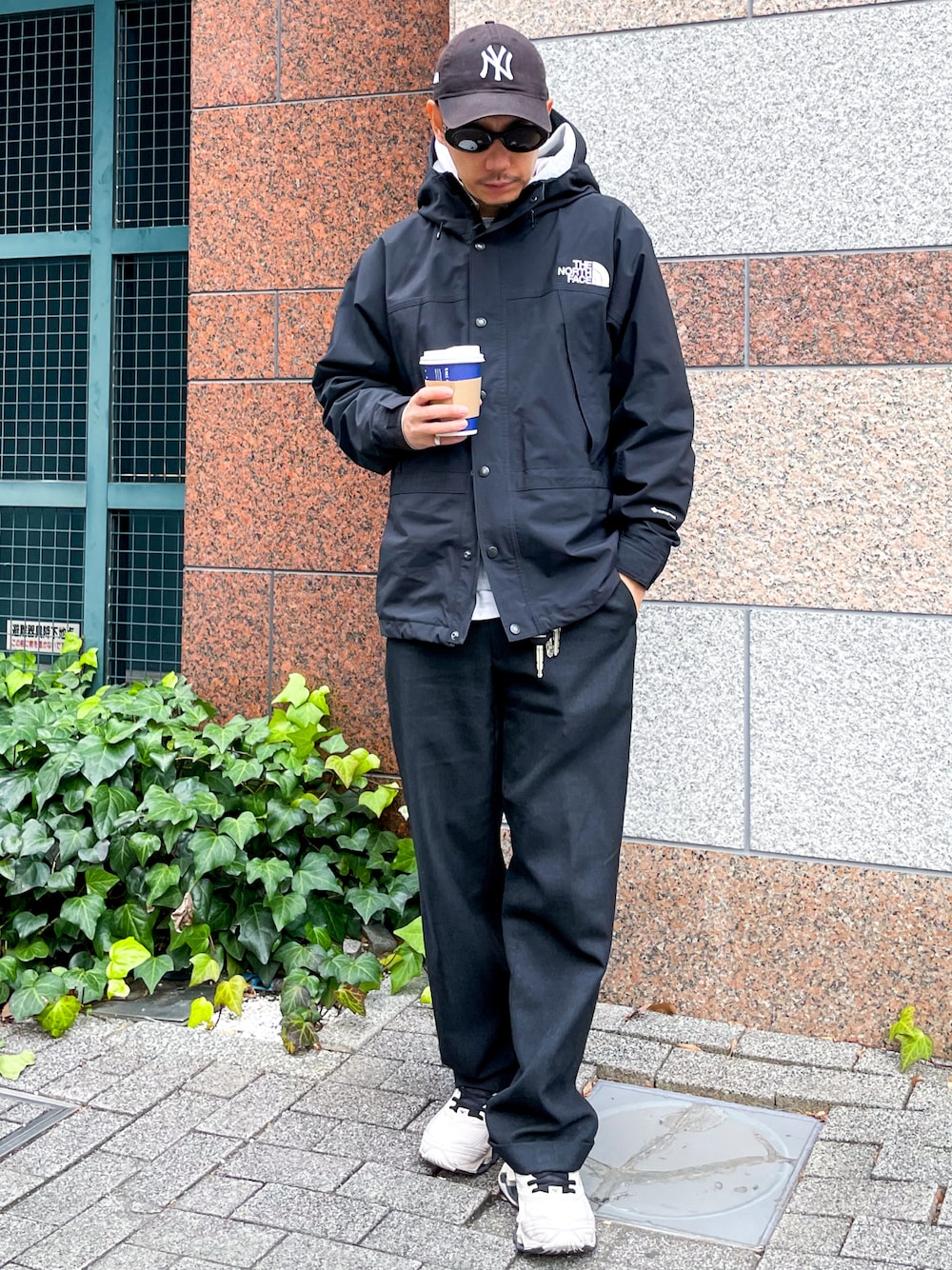 「シンプルコーデ、アウター、カジュアルコーデ、今日のコーデ、ブラックコーデ、古着、メンズコーデ、古着MIX、大人カジュアル、大人コーデ、ノースフェイス、スニーカー、オールブラック、ブラック、マウンテンパーカー」｜「MIZUNOのMIZUNO (ミズノ) Wave Prophecy LS D1GA3337（スニーカー、グレー系）」を使った、 K-taさん（メンズ・170cm）の冬コーディネートの1枚目の写真