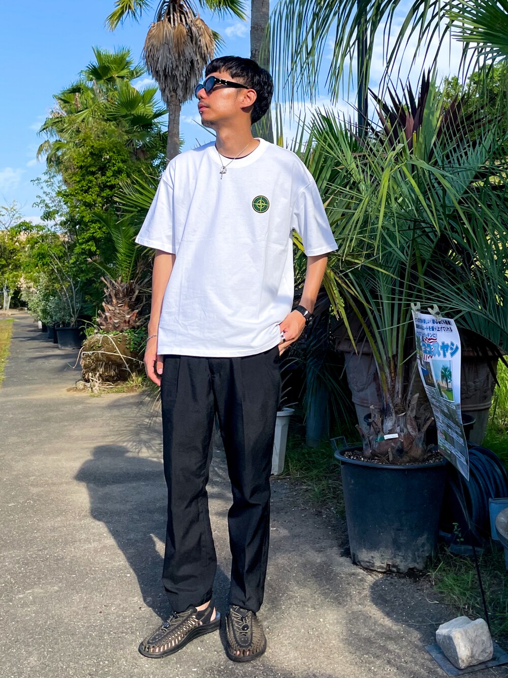 「休日スタイル、夏コーデ、シンプルスタイル、お出かけコーデ、今日のコーデ、大人カジュアル、ootd、キレイめ、30代コーデ、ホワイト、白Tシャツ、スラックス、オトナカジュアル、大人コーデ、keen」｜「KEENの【KEEN/キーン】 アウトドアサンダル 防滑 UNEEK 1023053（サンダル、ブラック系）」を使った、 K-taさん（メンズ・170cm）の夏コーディネートの1枚目の写真