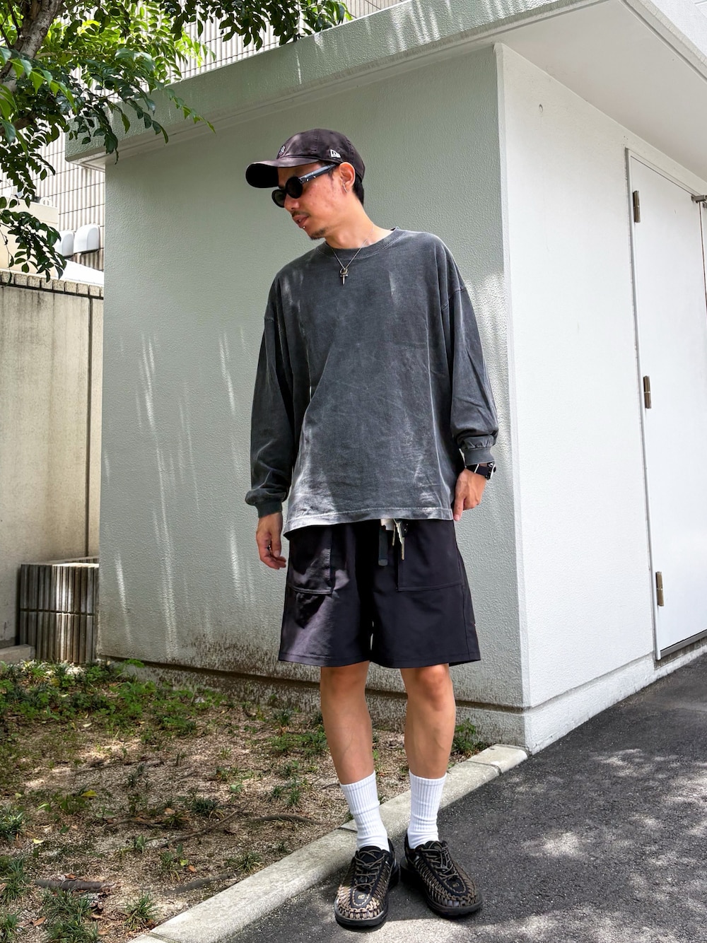 「サングラス、夏服、お出かけコーデ、今日のコーデ、短パン、ブラックコーデ、休日スタイル、無地T、キャップ、ブラック、大人コーデ、大人カジュアル、オトナカジュアル、シンプルコーデ、オールブラック」｜「KEENの【KEEN/キーン】 アウトドアサンダル 防滑 UNEEK 1023053（サンダル、ブラック系）」を使った、 K-taさん（メンズ・170cm）の夏コーディネートの1枚目の写真