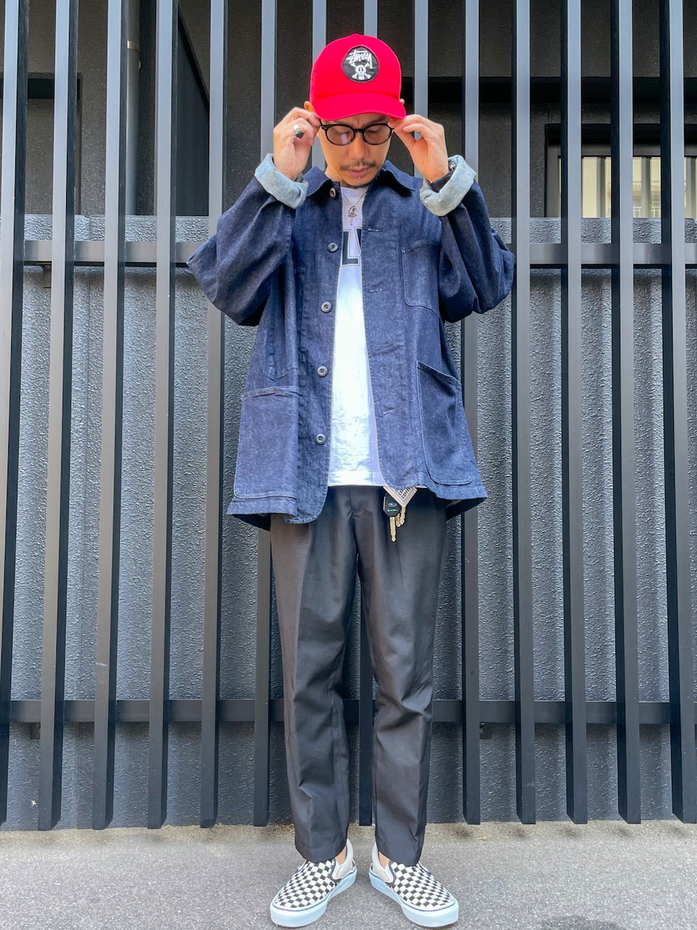 「大人カジュアル、ootd、デニム、秋服コーデ、シンプルコーデ、ストリートファッション、スニーカーコーデ、VANS、stussy、デニムジャケット、キャップ、スラックス、オトナカジュアル、大人コーデ、カジュアルコーデ」｜「VANSのVANS ヴァンズ VN-0EYEBWW	SLIP ON*	BLK/WHT CHK/WHT（スリッポン、ブラック系）」を使った、 K-taさん（メンズ・170cm）の秋コーディネートの1枚目の写真