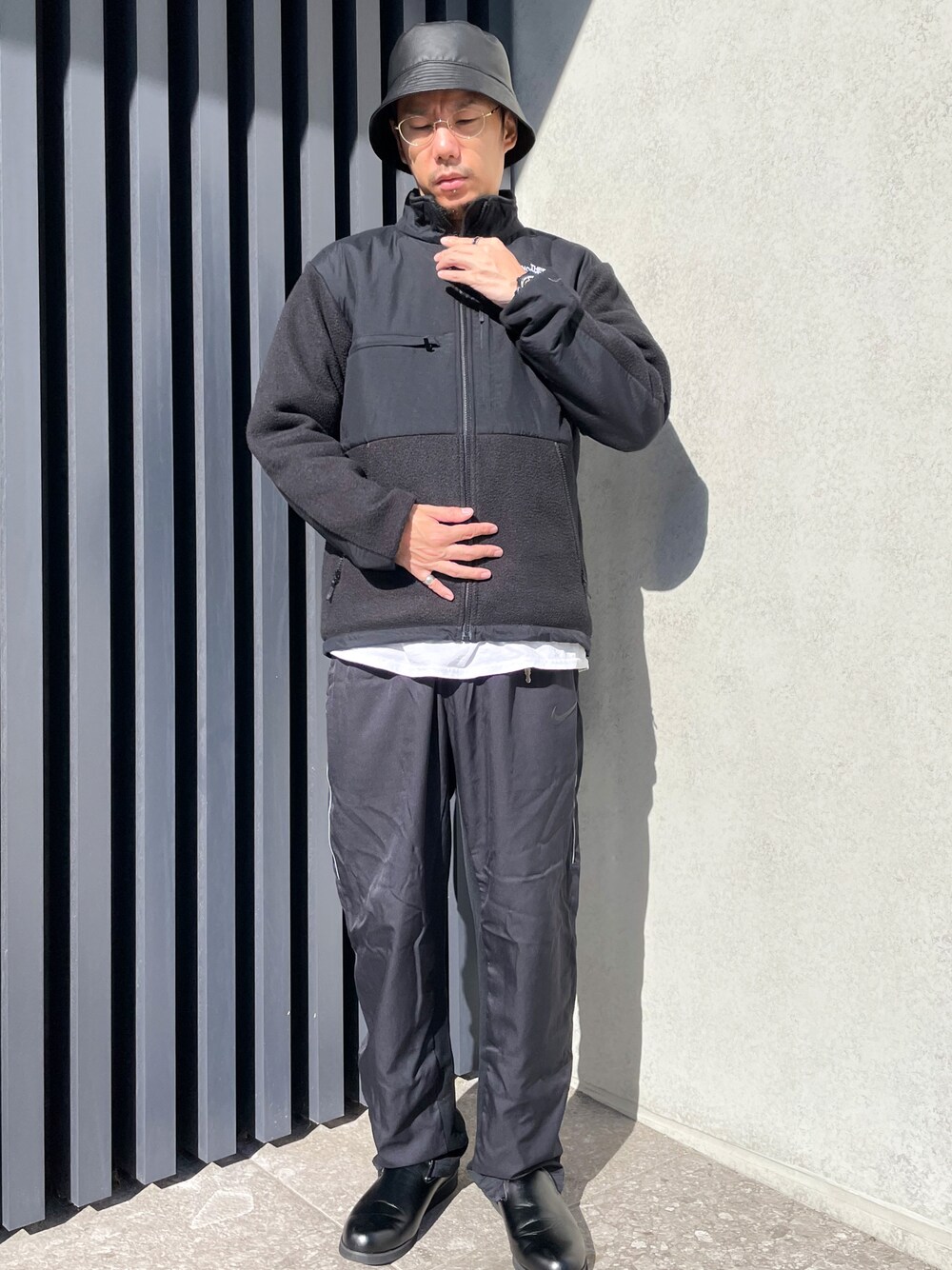 「大人カジュアル、ゆったりコーデ、ビッグシルエット、冬コーデ、ブラック、outfit、冬、ハット、モノトーンコーデ、イージーパンツ、大人コーデ、古着MIX、古着、オトナカジュアル、オールブラック」｜「NIKE Vintageのアイテム（その他パンツ、ブラック系）」を使った、 K-taさん（メンズ・170cm）の冬コーディネートの1枚目の写真
