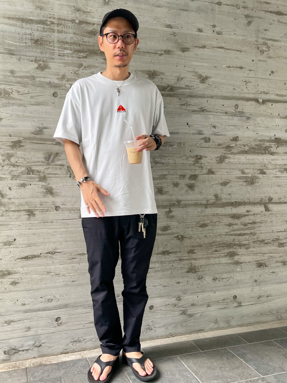 「きれいめカジュアル、シンプルコーデ、お出かけコーデ、メンズコーデ、大人カジュアル、ootd、メガネ男子、オトナカジュアル、カジュアル、Ｔシャツ、大人コーデ、NIKE、ナイキ、GRAMICCI、nike acg」｜「OOFOSのOOFOS/ウーフォス　OOriginal（サンダル、ブラック系）」を使った、 K-taさん（メンズ・170cm）の夏コーディネートの1枚目の写真